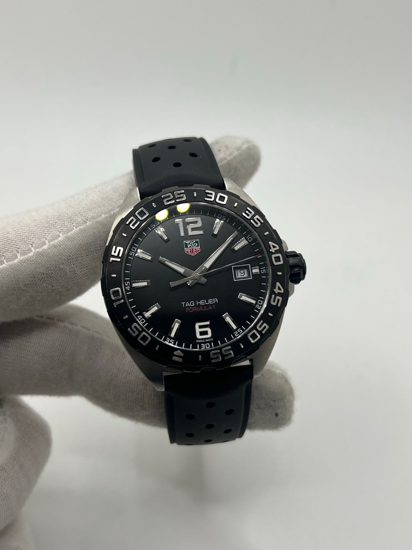 Montre TAG Heuer Formula 1 Quartz référence WAZ1110 avec boîtier en acier de 41 mm, cadran noir et verre saphir résistant aux rayures. Modèle sportif étanche à 200 mètres, équipé d’un bracelet en caoutchouc noir avec boucle déployante en acier. Cette montre homme ou unisexe d’occasion présente des traces d’usure visibles, révisée en février 2026, idéale pour un usage quotidien ou une collection horlogère sportive.
