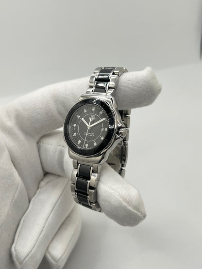 Montre TAG Heuer Formula 1 Lady réf. WAH1314, modèle femme à mouvement quartz. Boîtier en céramique noire, diamètre 32 mm, bracelet acier inoxydable avec boucle double plis. Cadran noir avec fonction date, étanchéité 20 ATM. Montre de luxe sportive et élégante, d’occasion en très bon état avec légères traces d’usage peu visibles. Révisée en interne le 23 avril 2026. Sans coffret ni papiers d’origine, disponible à Paris, montre Swiss Made.
