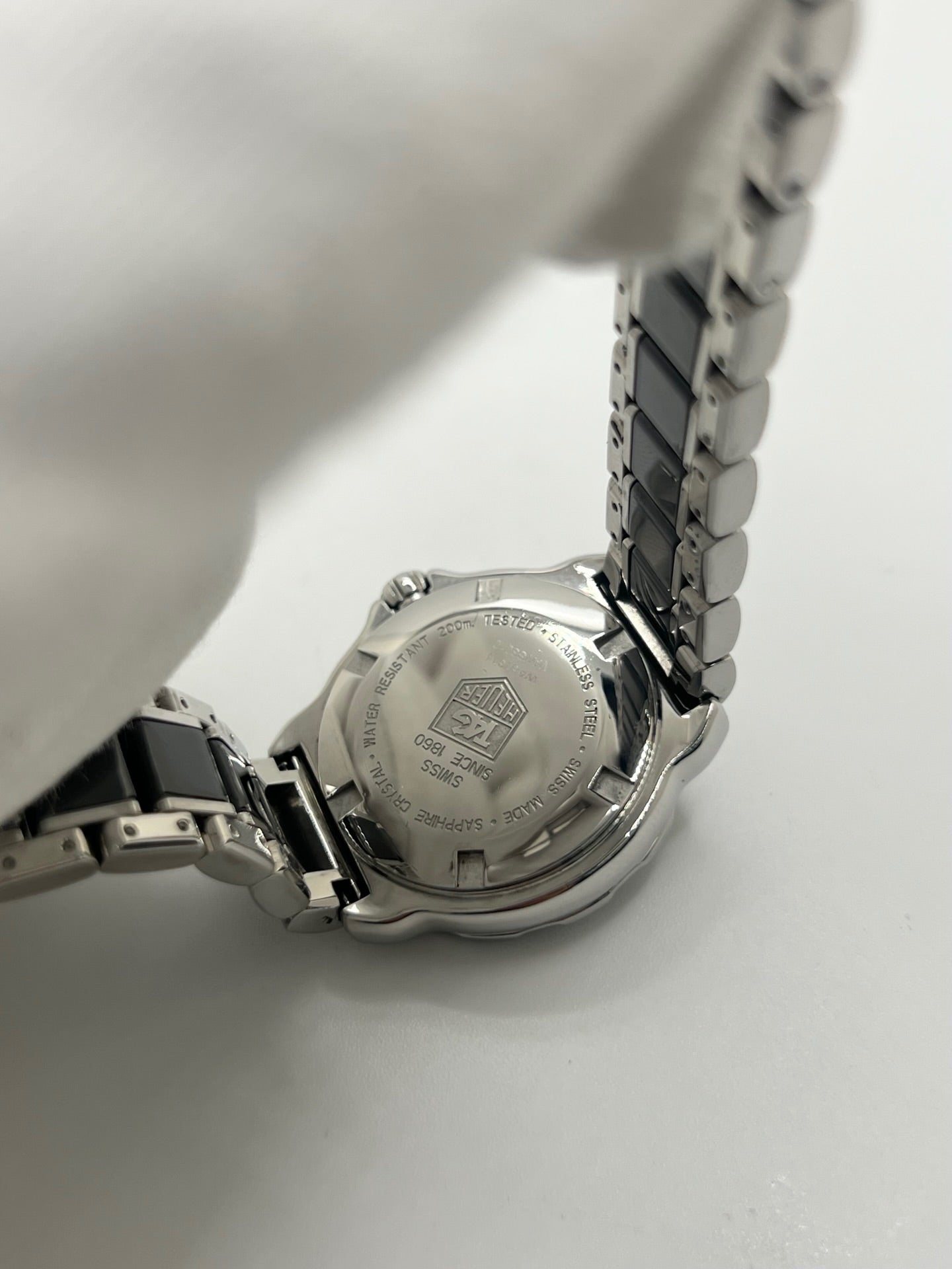 Montre TAG Heuer Formula 1 Lady réf. WAH1314, modèle femme à mouvement quartz. Boîtier en céramique noire, diamètre 32 mm, bracelet acier inoxydable avec boucle double plis. Cadran noir avec fonction date, étanchéité 20 ATM. Montre de luxe sportive et élégante, d’occasion en très bon état avec légères traces d’usage peu visibles. Révisée en interne le 23 avril 2026. Sans coffret ni papiers d’origine, disponible à Paris, montre Swiss Made.
