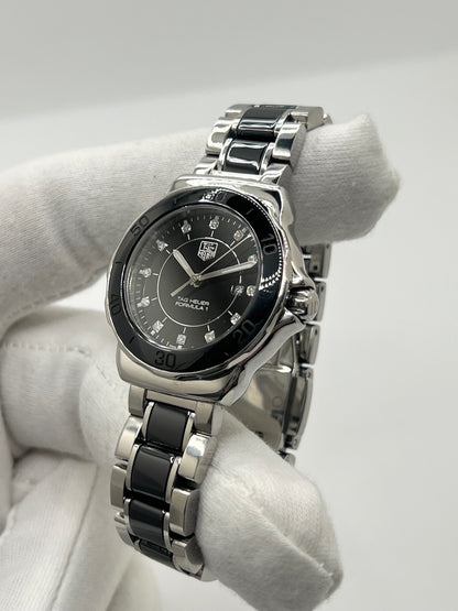 Montre TAG Heuer Formula 1 Lady réf. WAH1314, modèle femme à mouvement quartz. Boîtier en céramique noire, diamètre 32 mm, bracelet acier inoxydable avec boucle double plis. Cadran noir avec fonction date, étanchéité 20 ATM. Montre de luxe sportive et élégante, d’occasion en très bon état avec légères traces d’usage peu visibles. Révisée en interne le 23 avril 2026. Sans coffret ni papiers d’origine, disponible à Paris, montre Swiss Made.
