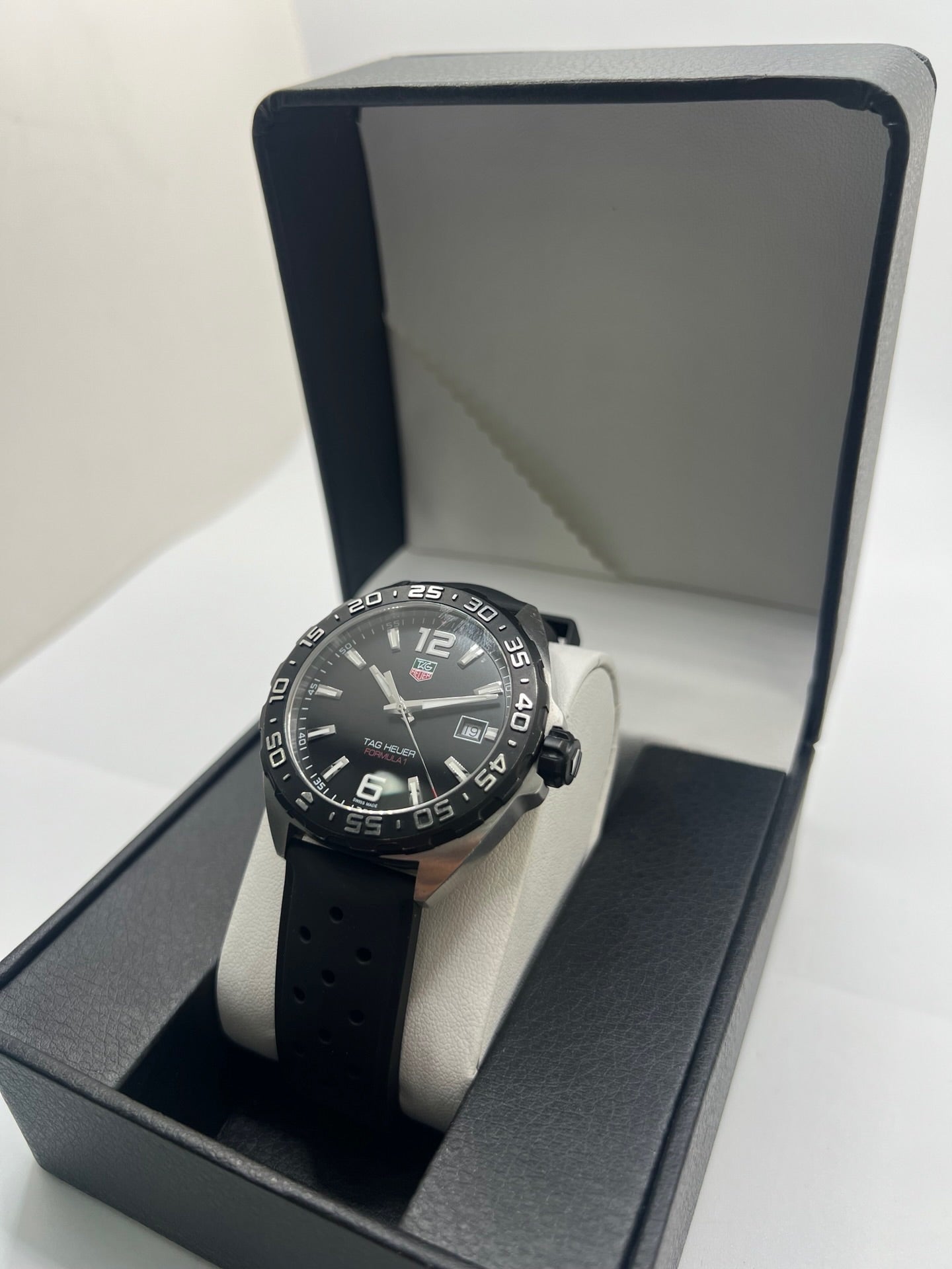 Montre TAG Heuer Formula 1 Quartz référence WAZ1110 avec boîtier en acier de 41 mm, cadran noir et verre saphir résistant aux rayures. Modèle sportif étanche à 200 mètres, équipé d’un bracelet en caoutchouc noir avec boucle déployante en acier. Cette montre homme ou unisexe d’occasion présente des traces d’usure visibles, révisée en février 2026, idéale pour un usage quotidien ou une collection horlogère sportive.