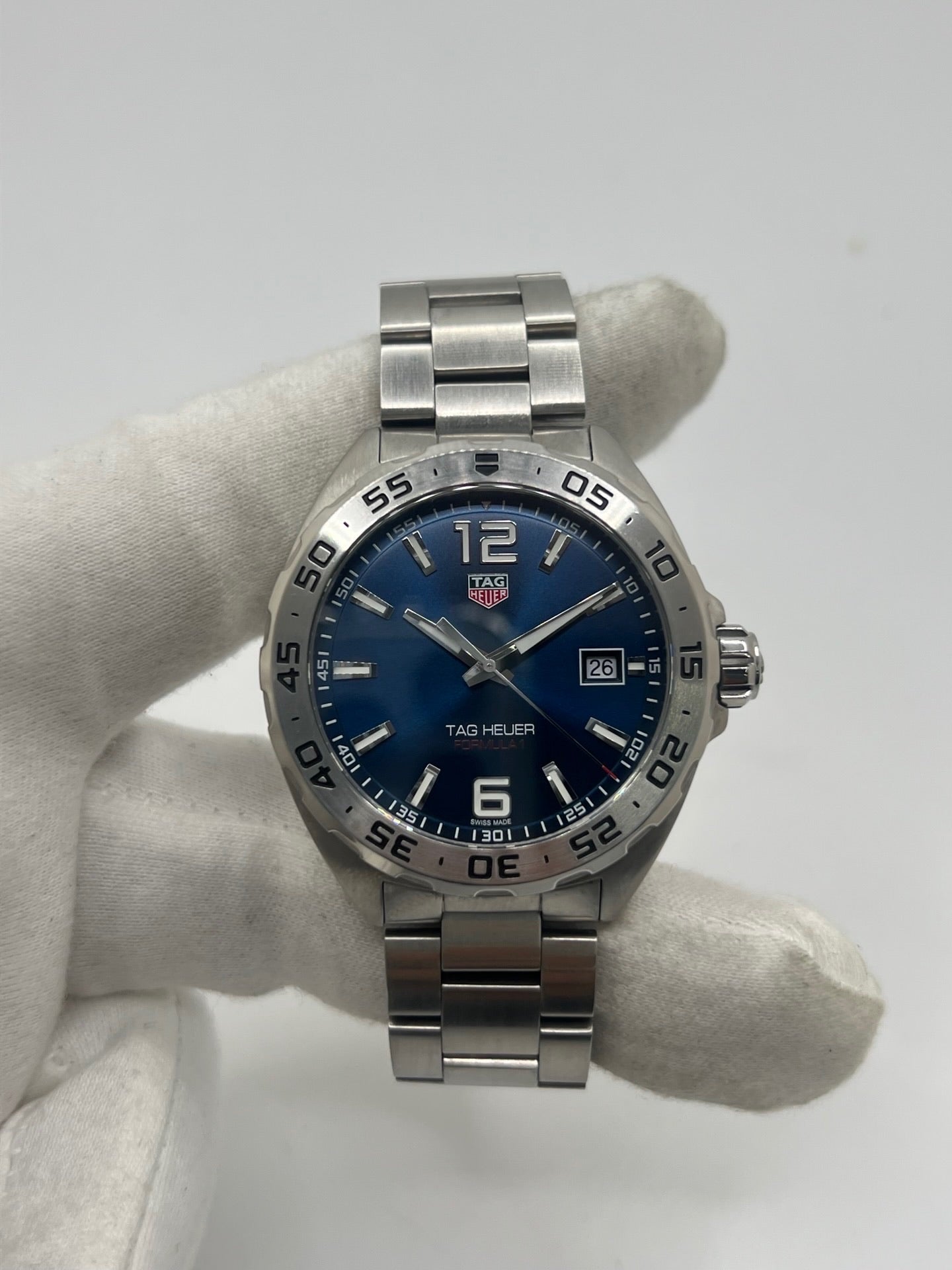 Montre TAG Heuer Formula 1 réf. WAZ1118 en acier avec mouvement à quartz, cadran bleu à chiffres arabes et verre saphir. Ce modèle de 41 mm dispose d’une étanchéité 20 ATM et d’un bracelet en acier avec boucle déployante. Fonction date intégrée. Cette TAG Heuer Formula 1 de 2019 allie robustesse et style sportif. Montre d’occasion en très bon état, révisée en interne et livrée avec coffret et papiers d’origine.