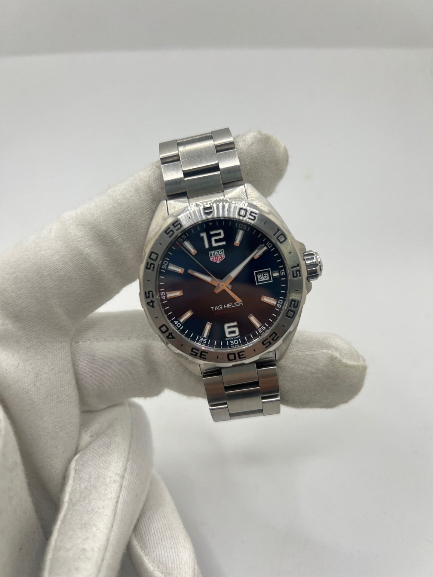 Montre TAG Heuer Formula 1 réf. WAZ1118 en acier avec mouvement à quartz, cadran bleu à chiffres arabes et verre saphir. Ce modèle de 41 mm dispose d’une étanchéité 20 ATM et d’un bracelet en acier avec boucle déployante. Fonction date intégrée. Cette TAG Heuer Formula 1 de 2019 allie robustesse et style sportif. Montre d’occasion en très bon état, révisée en interne et livrée avec coffret et papiers d’origine.