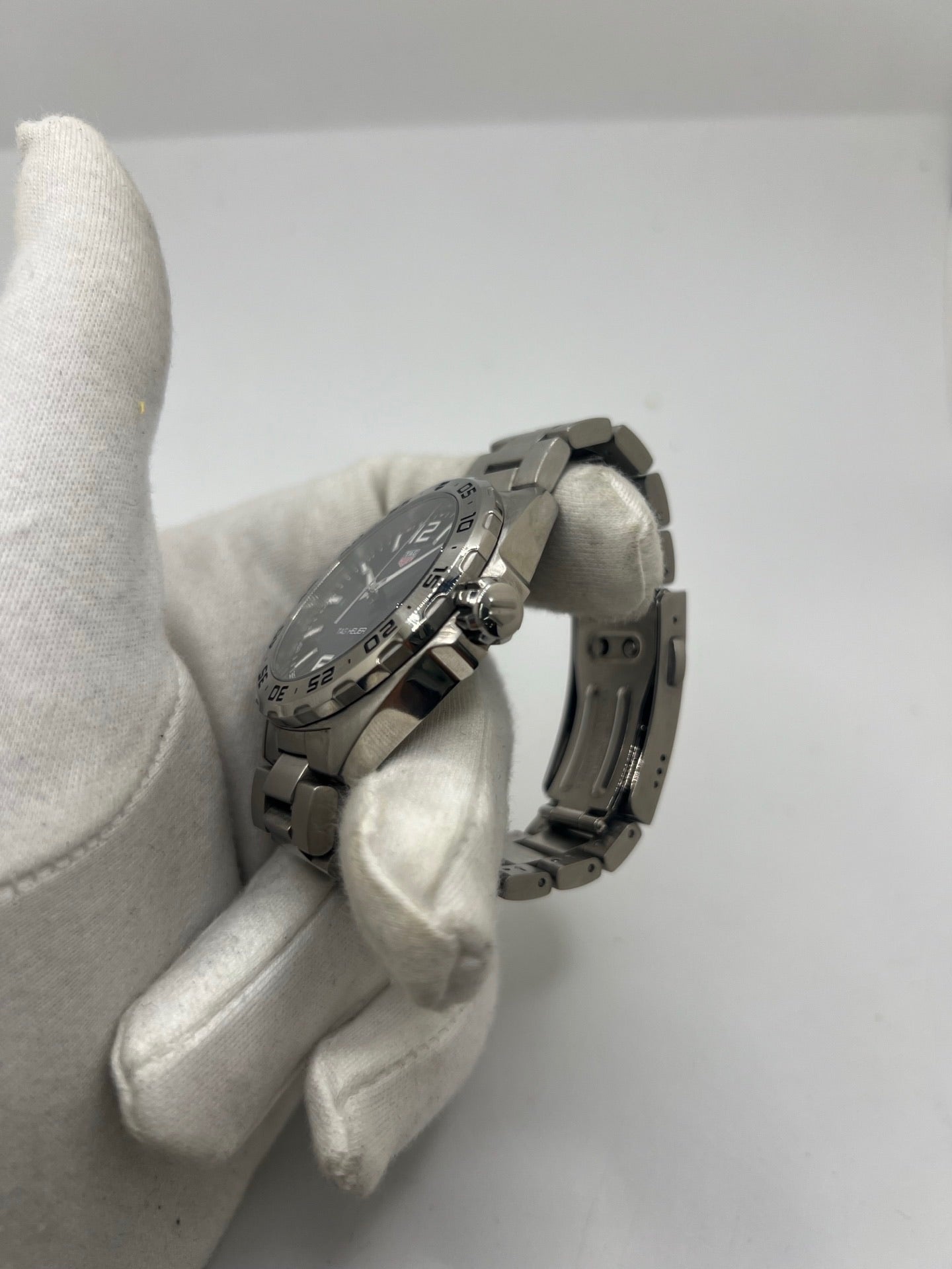 Montre TAG Heuer Formula 1 réf. WAZ1118 en acier avec mouvement à quartz, cadran bleu à chiffres arabes et verre saphir. Ce modèle de 41 mm dispose d’une étanchéité 20 ATM et d’un bracelet en acier avec boucle déployante. Fonction date intégrée. Cette TAG Heuer Formula 1 de 2019 allie robustesse et style sportif. Montre d’occasion en très bon état, révisée en interne et livrée avec coffret et papiers d’origine.