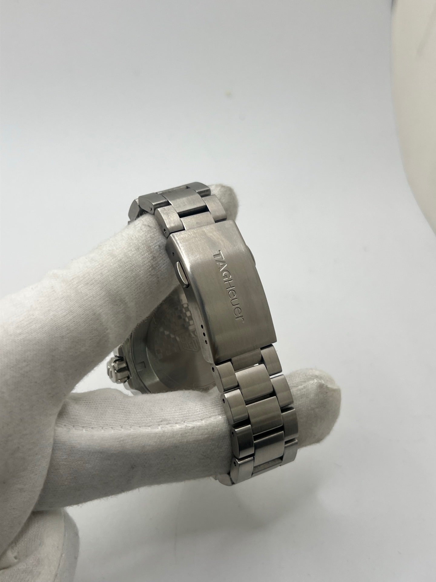 Montre TAG Heuer Formula 1 réf. WAZ1118 en acier avec mouvement à quartz, cadran bleu à chiffres arabes et verre saphir. Ce modèle de 41 mm dispose d’une étanchéité 20 ATM et d’un bracelet en acier avec boucle déployante. Fonction date intégrée. Cette TAG Heuer Formula 1 de 2019 allie robustesse et style sportif. Montre d’occasion en très bon état, révisée en interne et livrée avec coffret et papiers d’origine.