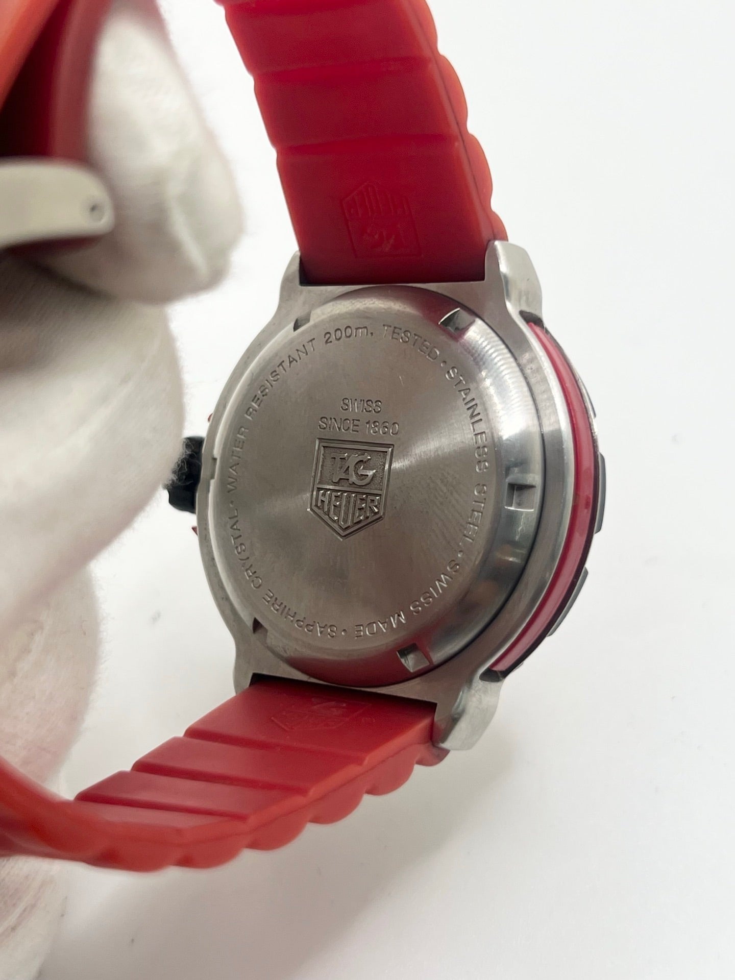 Montre TAG Heuer Formula 1 Quartz réf. WAC1113-0 en acier avec mouvement à quartz, cadran rouge à chiffres arabes et lunette en céramique. Son boîtier de 40 mm est associé à un bracelet en caoutchouc rouge avec boucle ardillon en acier, offrant un style sportif et un excellent confort. Cette TAG Heuer Formula 1 d'occasion est en très bon état, révisée en interne et disponible immédiatement. Elle dispose également d'un affichage de la date.