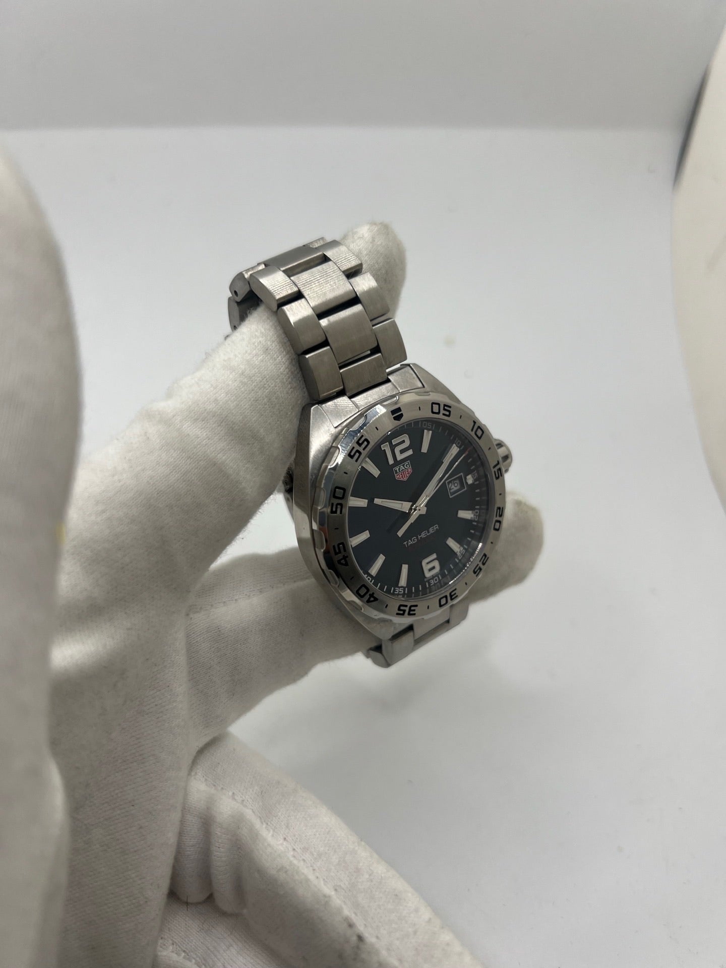 Montre TAG Heuer Formula 1 réf. WAZ1118 en acier avec mouvement à quartz, cadran bleu à chiffres arabes et verre saphir. Ce modèle de 41 mm dispose d’une étanchéité 20 ATM et d’un bracelet en acier avec boucle déployante. Fonction date intégrée. Cette TAG Heuer Formula 1 de 2019 allie robustesse et style sportif. Montre d’occasion en très bon état, révisée en interne et livrée avec coffret et papiers d’origine.