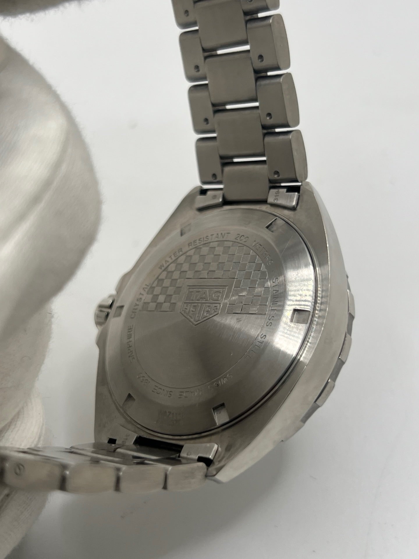 Montre TAG Heuer Formula 1 réf. WAZ1118 en acier avec mouvement à quartz, cadran bleu à chiffres arabes et verre saphir. Ce modèle de 41 mm dispose d’une étanchéité 20 ATM et d’un bracelet en acier avec boucle déployante. Fonction date intégrée. Cette TAG Heuer Formula 1 de 2019 allie robustesse et style sportif. Montre d’occasion en très bon état, révisée en interne et livrée avec coffret et papiers d’origine.