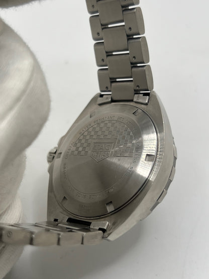 Montre TAG Heuer Formula 1 réf. WAZ1118 en acier avec mouvement à quartz, cadran bleu à chiffres arabes et verre saphir. Ce modèle de 41 mm dispose d’une étanchéité 20 ATM et d’un bracelet en acier avec boucle déployante. Fonction date intégrée. Cette TAG Heuer Formula 1 de 2019 allie robustesse et style sportif. Montre d’occasion en très bon état, révisée en interne et livrée avec coffret et papiers d’origine.