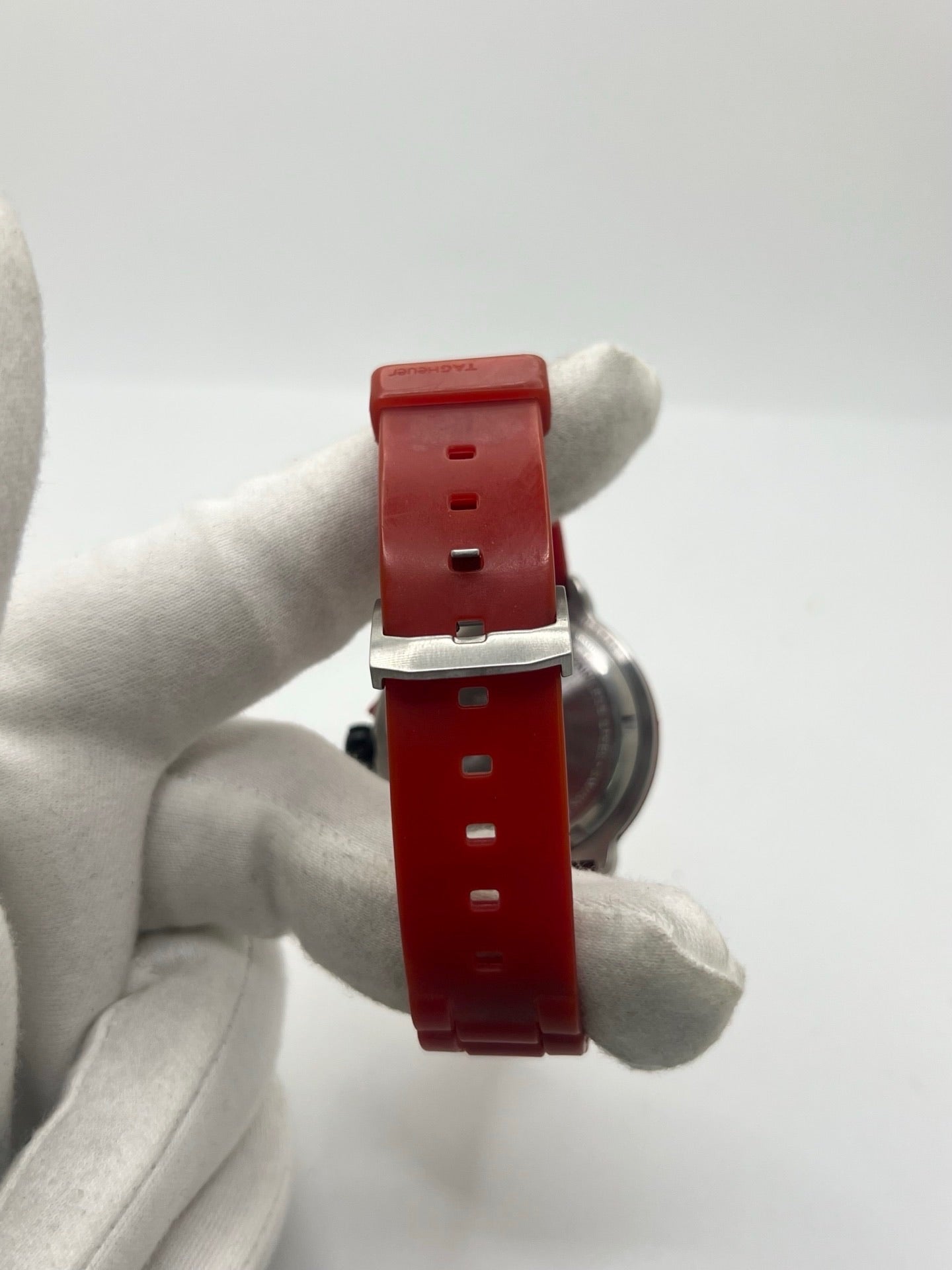 Montre TAG Heuer Formula 1 Quartz réf. WAC1113-0 en acier avec mouvement à quartz, cadran rouge à chiffres arabes et lunette en céramique. Son boîtier de 40 mm est associé à un bracelet en caoutchouc rouge avec boucle ardillon en acier, offrant un style sportif et un excellent confort. Cette TAG Heuer Formula 1 d'occasion est en très bon état, révisée en interne et disponible immédiatement. Elle dispose également d'un affichage de la date.