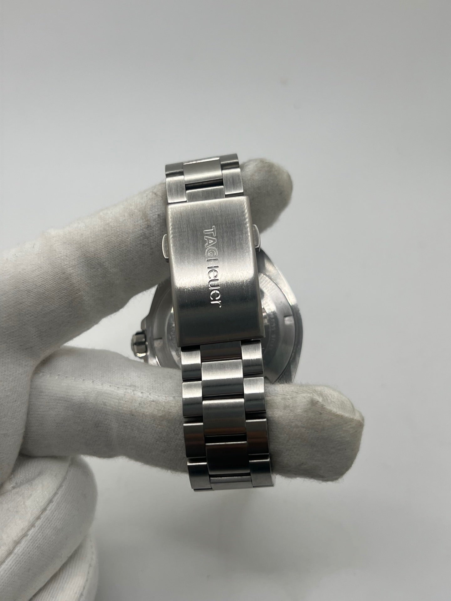 Montre TAG Heuer Formula 1 réf. WAZ1118 en acier avec mouvement à quartz, cadran bleu à chiffres arabes et verre saphir. Ce modèle de 41 mm dispose d’une étanchéité 20 ATM et d’un bracelet en acier avec boucle déployante. Fonction date intégrée. Cette TAG Heuer Formula 1 de 2019 allie robustesse et style sportif. Montre d’occasion en très bon état, révisée en interne et livrée avec coffret et papiers d’origine.