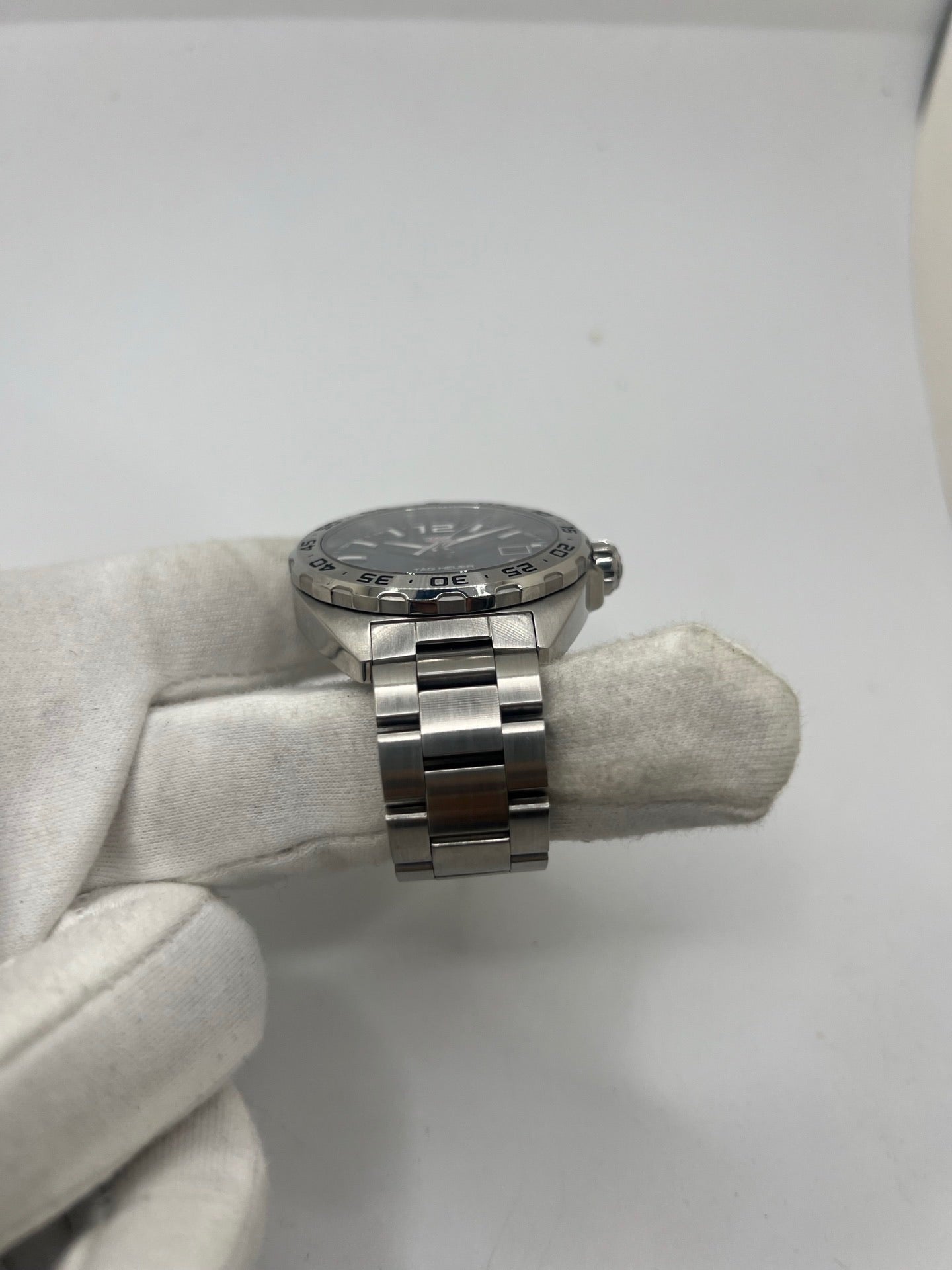 Montre TAG Heuer Formula 1 réf. WAZ1118 en acier avec mouvement à quartz, cadran bleu à chiffres arabes et verre saphir. Ce modèle de 41 mm dispose d’une étanchéité 20 ATM et d’un bracelet en acier avec boucle déployante. Fonction date intégrée. Cette TAG Heuer Formula 1 de 2019 allie robustesse et style sportif. Montre d’occasion en très bon état, révisée en interne et livrée avec coffret et papiers d’origine.