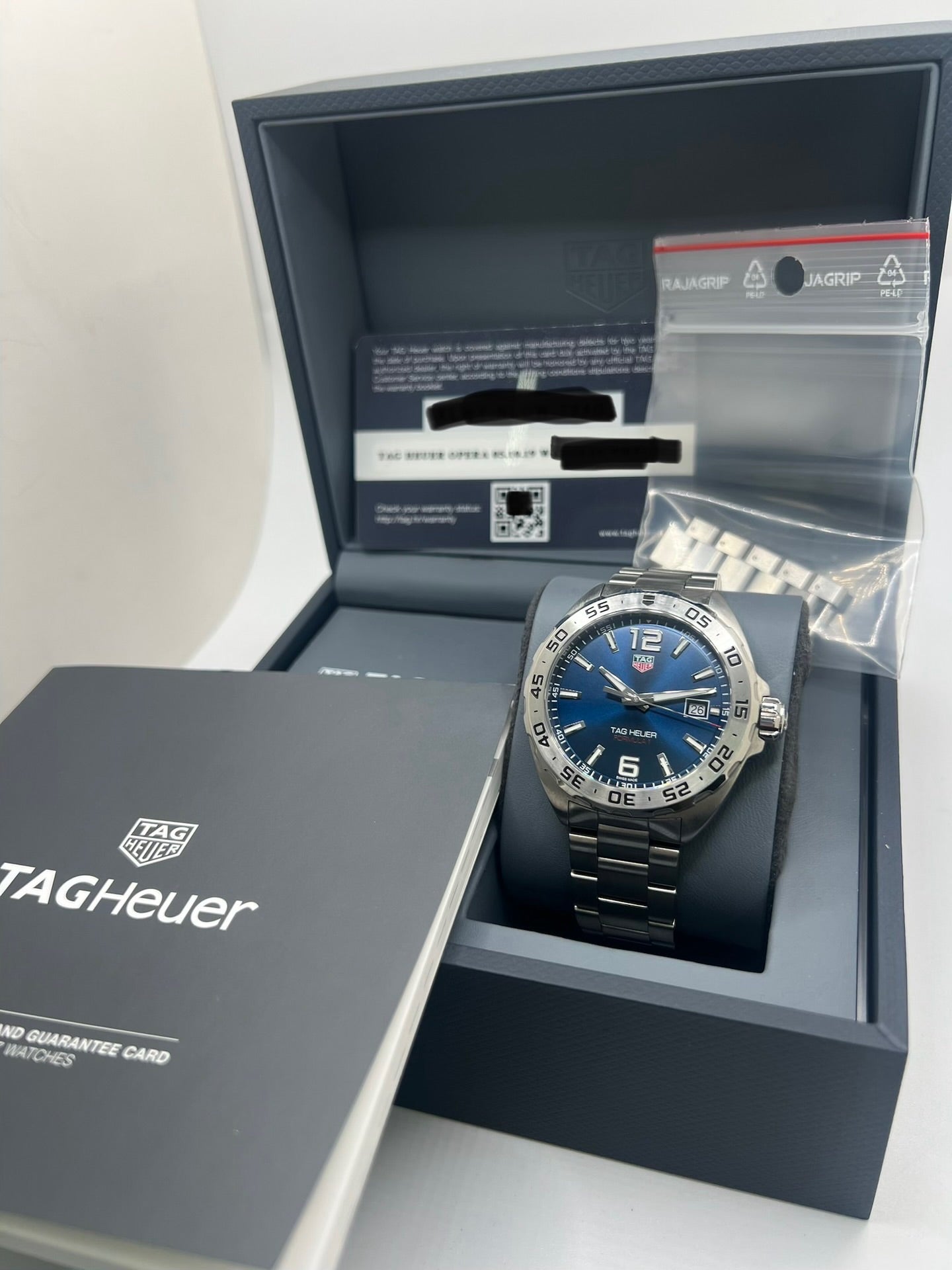 Montre TAG Heuer Formula 1 réf. WAZ1118 en acier avec mouvement à quartz, cadran bleu à chiffres arabes et verre saphir. Ce modèle de 41 mm dispose d’une étanchéité 20 ATM et d’un bracelet en acier avec boucle déployante. Fonction date intégrée. Cette TAG Heuer Formula 1 de 2019 allie robustesse et style sportif. Montre d’occasion en très bon état, révisée en interne et livrée avec coffret et papiers d’origine.