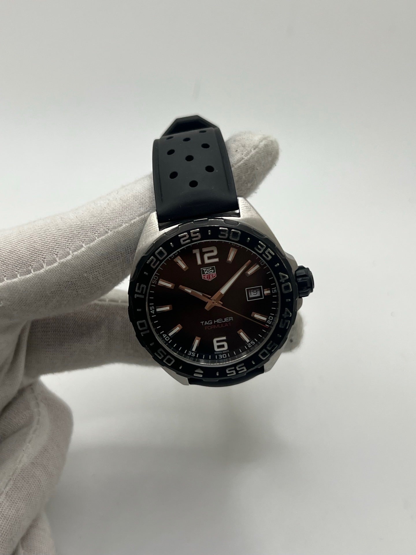 Montre TAG Heuer Formula 1 Quartz référence WAZ1110 avec boîtier en acier de 41 mm, cadran noir et verre saphir résistant aux rayures. Modèle sportif étanche à 200 mètres, équipé d’un bracelet en caoutchouc noir avec boucle déployante en acier. Cette montre homme ou unisexe d’occasion présente des traces d’usure visibles, révisée en février 2026, idéale pour un usage quotidien ou une collection horlogère sportive.