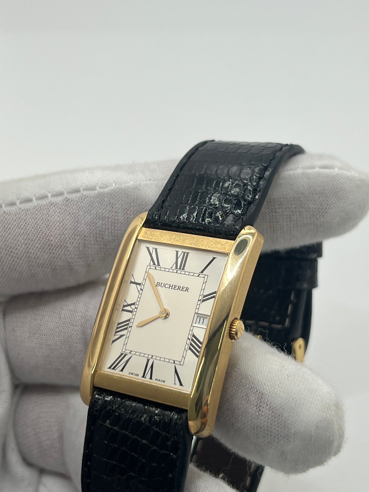 Découvrez l’élégance intemporelle de la Bucherer Tank en or jaune, un garde-temps raffiné qui allie prestige et sophistication. Ce modèle emblématique est accompagné de sa boîte d’origine, garantissant son authenticité et son état impeccable. Idéale pour les collectionneurs et amateurs d’horlogerie de luxe, cette montre incarne le savoir-faire exceptionnel de Bucherer. Offrez-vous une pièce d’exception au design classique et indémodable.