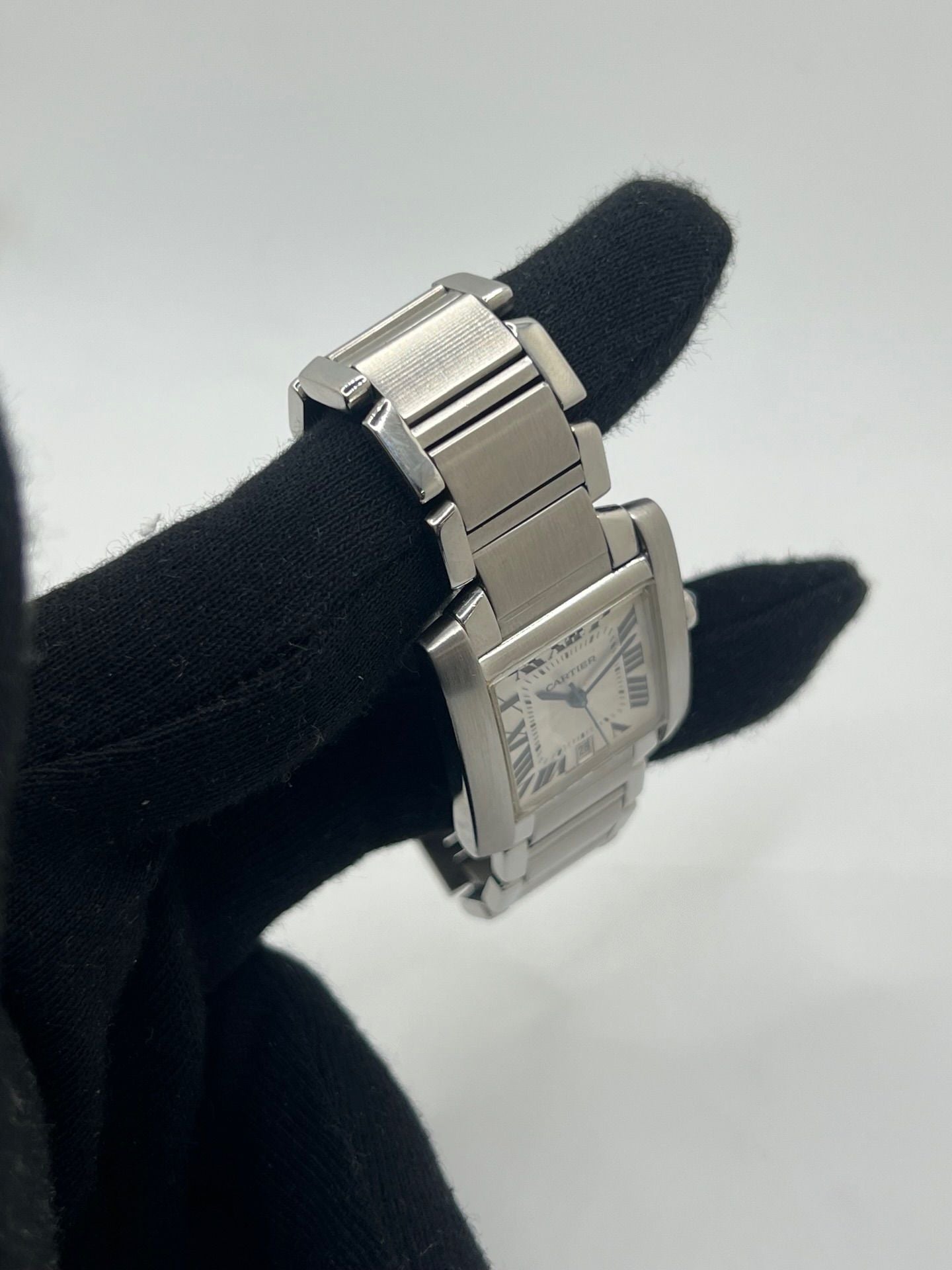 Montre Cartier Tank Française pour homme/unisexe en acier avec mouvement automatique Cartier 120. Boîtier 28x32 mm, cadran blanc à chiffres romains, verre saphir, étanchéité 3 ATM. Bracelet acier avec boucle double plis. Fonction date. État d’occasion bon, livré avec coffret d’origine, idéal pour collection ou usage quotidien élégant.