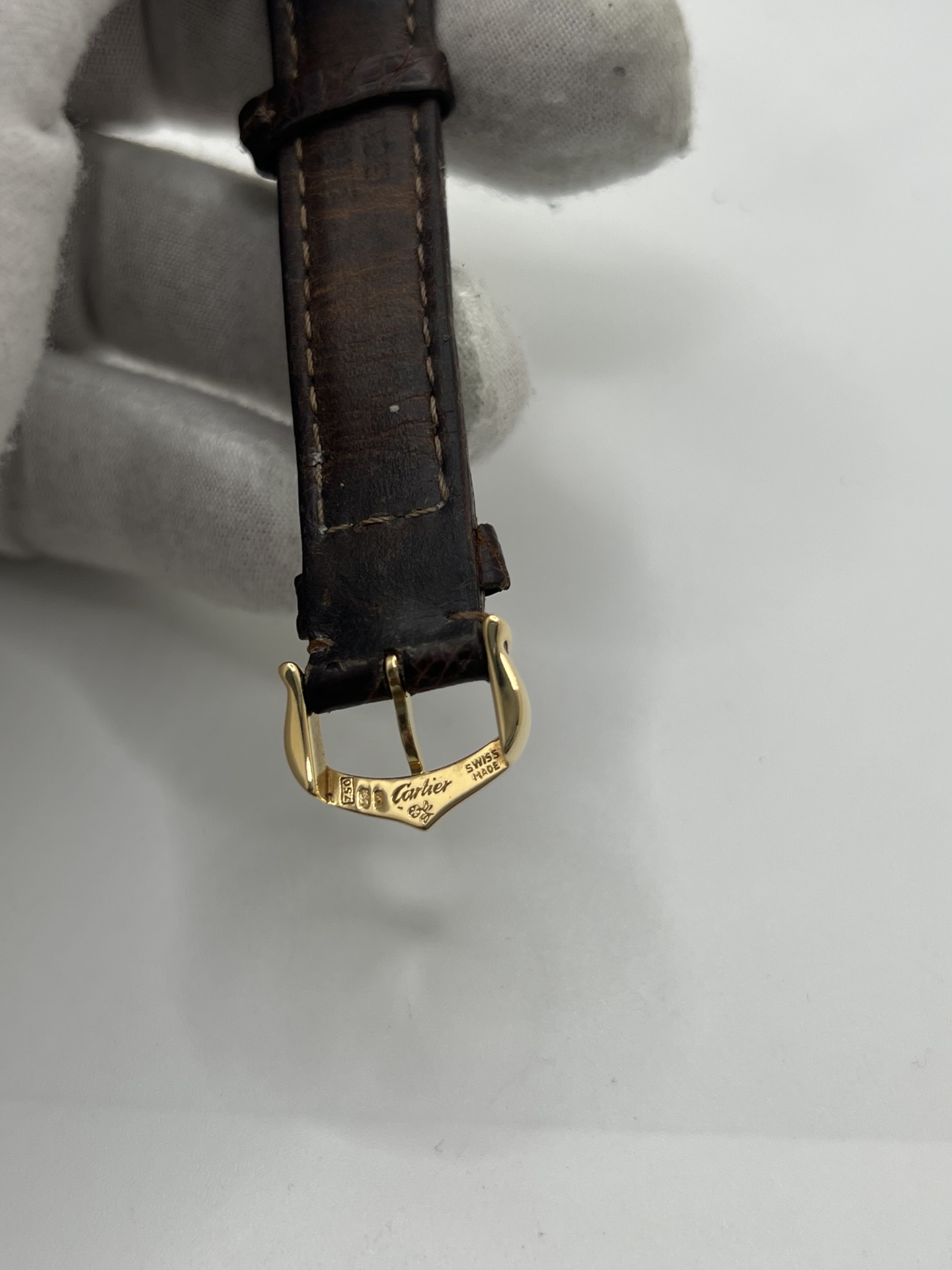 Montre Cartier Tank Française référence 1820 en or jaune 18K, petit modèle pour femme, boîtier rectangulaire emblématique aux lignes droites et élégantes, cadran blanc avec chiffres romains noirs, minuterie chemin de fer et aiguilles bleuies en forme de glaive. Bracelet intégré en acier avec boucle déployante. Mouvement quartz précis. Montre de luxe intemporelle, raffinée et iconique, idéale pour un porté quotidien ou une tenue habillée.
