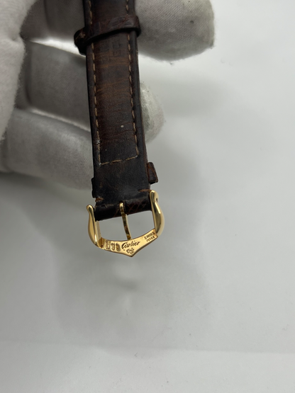 Montre Cartier Tank Française référence 1820 en or jaune 18K, petit modèle pour femme, boîtier rectangulaire emblématique aux lignes droites et élégantes, cadran blanc avec chiffres romains noirs, minuterie chemin de fer et aiguilles bleuies en forme de glaive. Bracelet intégré en acier avec boucle déployante. Mouvement quartz précis. Montre de luxe intemporelle, raffinée et iconique, idéale pour un porté quotidien ou une tenue habillée.