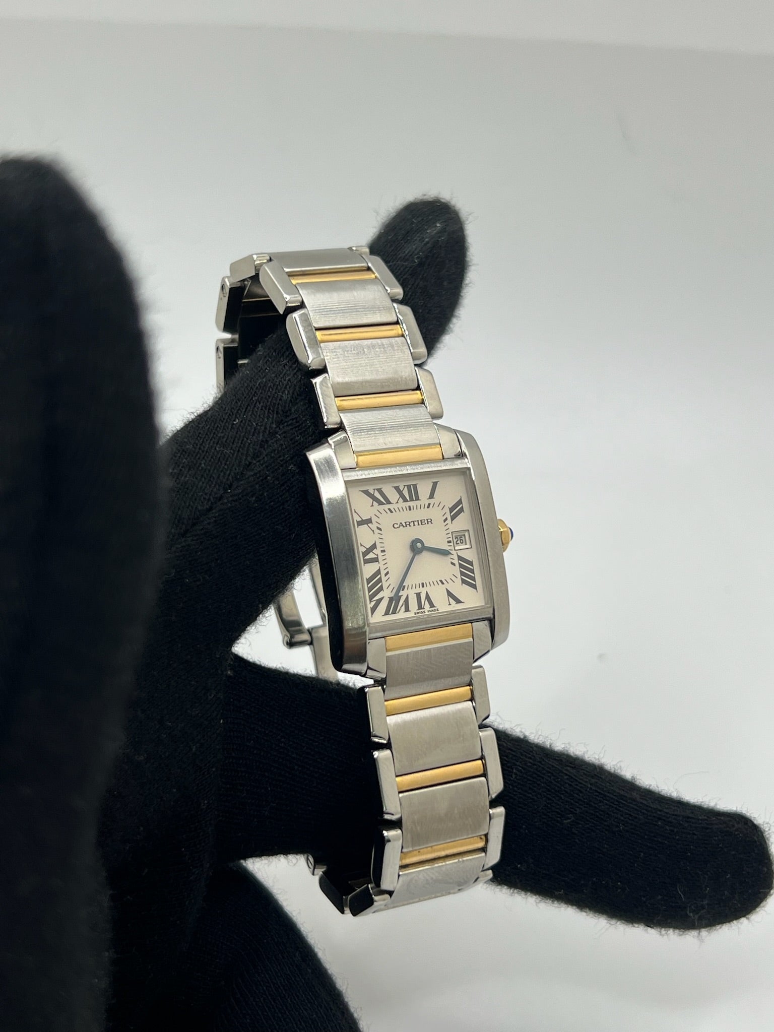 Découvrez la Cartier Tank Française, une montre femme emblématique alliant raffinement et modernité. Ce modèle en or et acier, au design intemporel, est équipé d’un mouvement quartz fiable et d’un cadran blanc aux chiffres romains. Son bracelet acier et sa boucle double plis assurent confort et élégance. Un garde-temps de luxe en très bon état, parfait pour les passionnées de la maison Cartier.