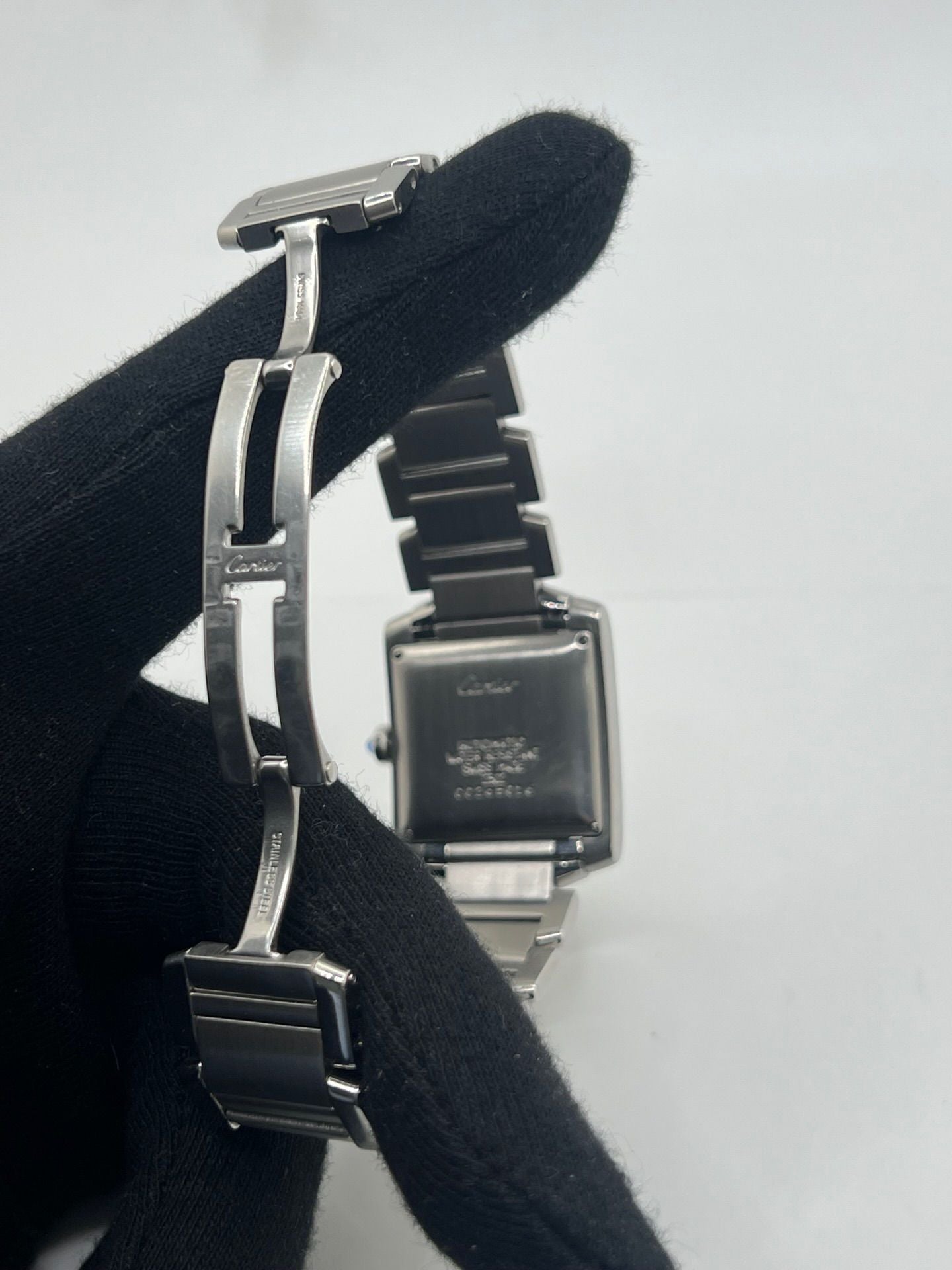 Montre Cartier Tank Française pour homme/unisexe en acier avec mouvement automatique Cartier 120. Boîtier 28x32 mm, cadran blanc à chiffres romains, verre saphir, étanchéité 3 ATM. Bracelet acier avec boucle double plis. Fonction date. État d’occasion bon, livré avec coffret d’origine, idéal pour collection ou usage quotidien élégant.