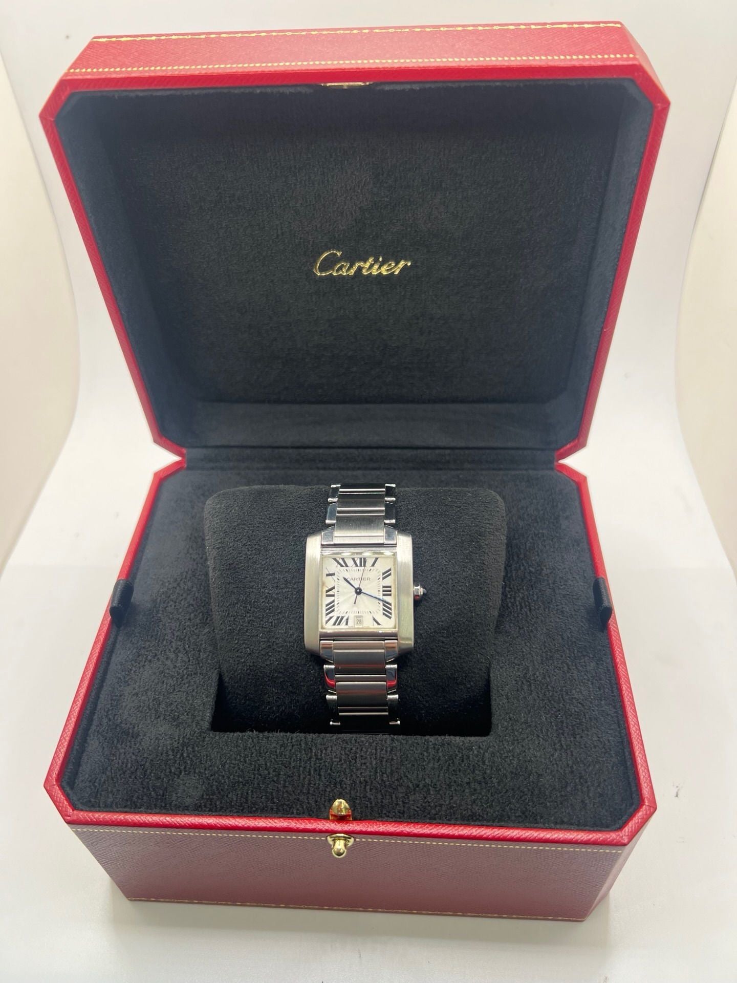 Montre Cartier Tank Française pour homme/unisexe en acier avec mouvement automatique Cartier 120. Boîtier 28x32 mm, cadran blanc à chiffres romains, verre saphir, étanchéité 3 ATM. Bracelet acier avec boucle double plis. Fonction date. État d’occasion bon, livré avec coffret d’origine, idéal pour collection ou usage quotidien élégant.
