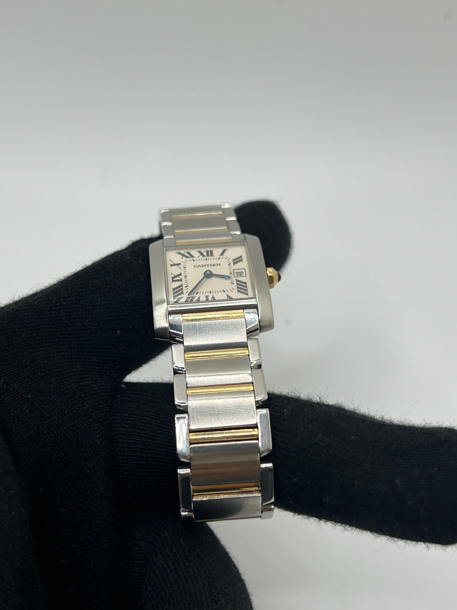Découvrez la Cartier Tank Française, une montre femme emblématique alliant raffinement et modernité. Ce modèle en or et acier, au design intemporel, est équipé d’un mouvement quartz fiable et d’un cadran blanc aux chiffres romains. Son bracelet acier et sa boucle double plis assurent confort et élégance. Un garde-temps de luxe en très bon état, parfait pour les passionnées de la maison Cartier.