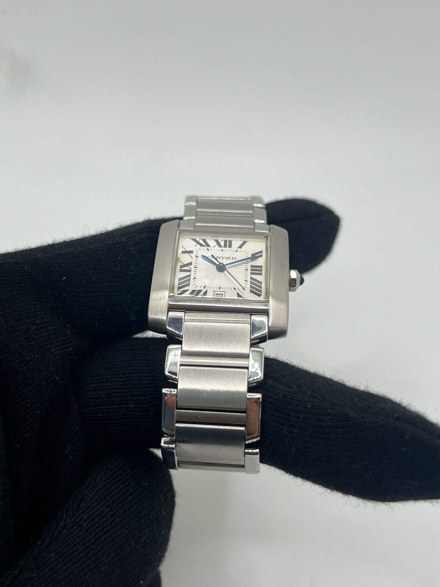 Montre Cartier Tank Française pour homme/unisexe en acier avec mouvement automatique Cartier 120. Boîtier 28x32 mm, cadran blanc à chiffres romains, verre saphir, étanchéité 3 ATM. Bracelet acier avec boucle double plis. Fonction date. État d’occasion bon, livré avec coffret d’origine, idéal pour collection ou usage quotidien élégant.