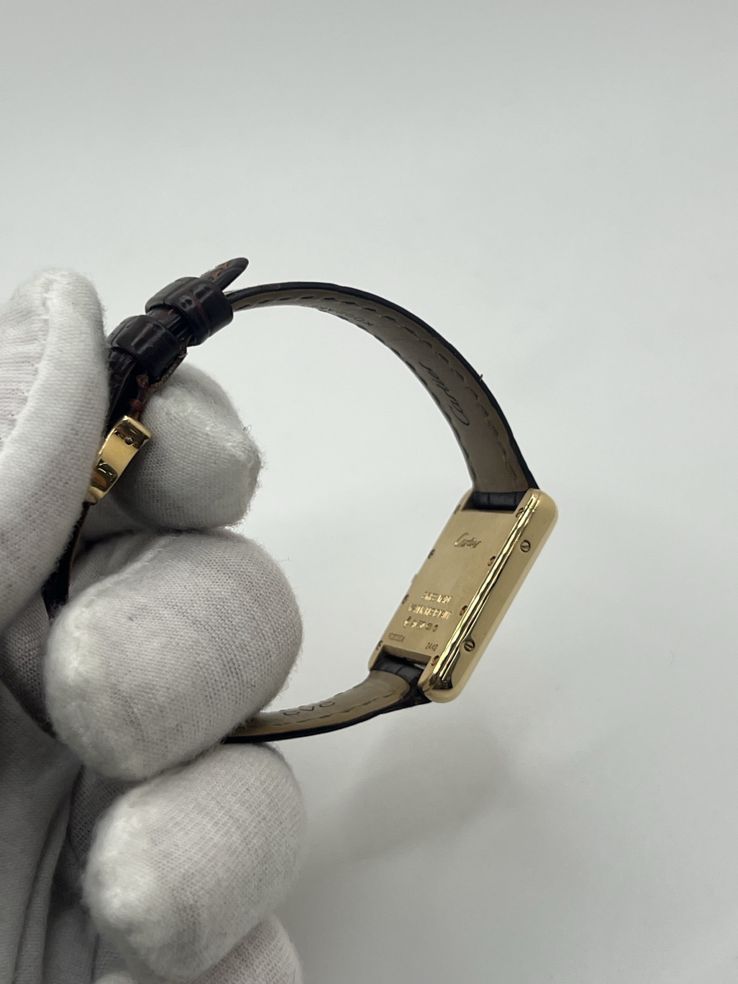 Icône absolue de l’élégance horlogère, la Cartier Tank Louis est l’une des montres les plus emblématiques jamais créées. Inspirée des premières Tank dessinées au début du XXᵉ siècle, elle incarne une vision intemporelle du luxe, faite de lignes pures, de proportions parfaites et d’un raffinement sans ostentation. Son esthétique, fidèle aux codes des années 60, traverse les époques avec une modernité intacte.