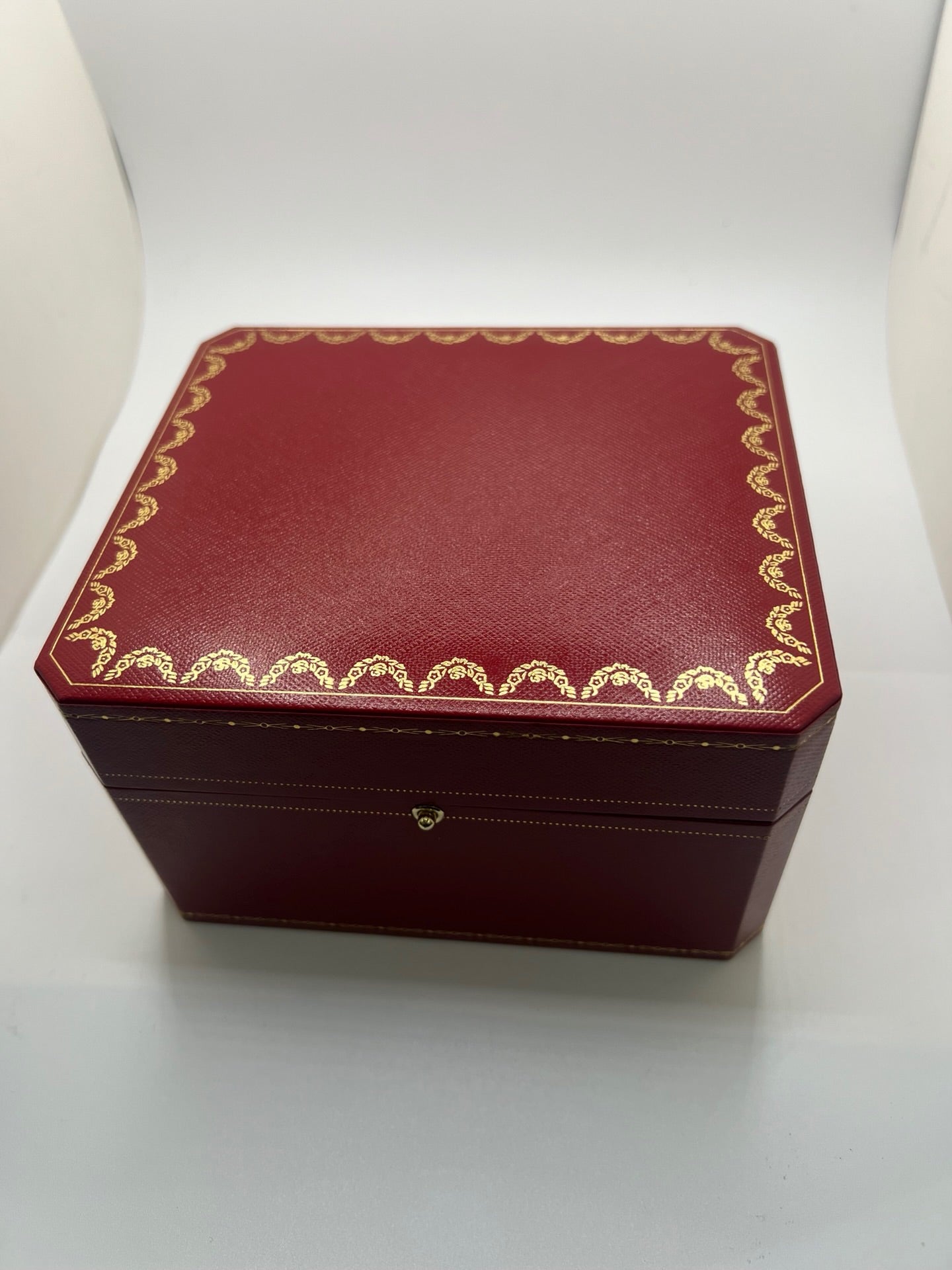 Montre Cartier Tank Must Vermeil, boîtier argent 31 x 23 mm, mouvement à remontage manuel Cartier 78-1 avec réserve de marche de 44 h et 17 pierres. Cadran blanc à chiffres romains, verre minéral. Bracelet en cuir de lézard brun avec boucle en argent. État d’occasion très bon avec légères rayures, alliant élégance intemporelle et design iconique pour homme ou unisexe.