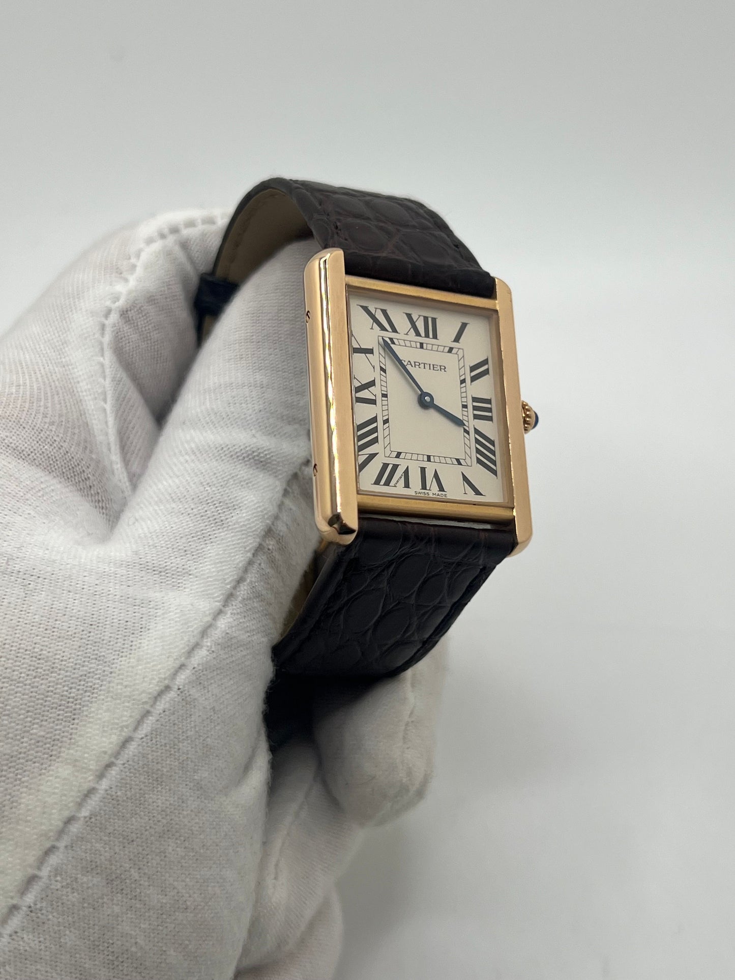 Découvrez la montre Cartier Tank Solo en or jaune 18K, symbole d’élégance intemporelle et de raffinement. Ce modèle emblématique allie design classique et luxe discret, idéal pour les amateurs de haute horlogerie. Parfaite pour sublimer un poignet avec distinction, la Tank Solo incarne le savoir-faire horloger de la maison Cartier.