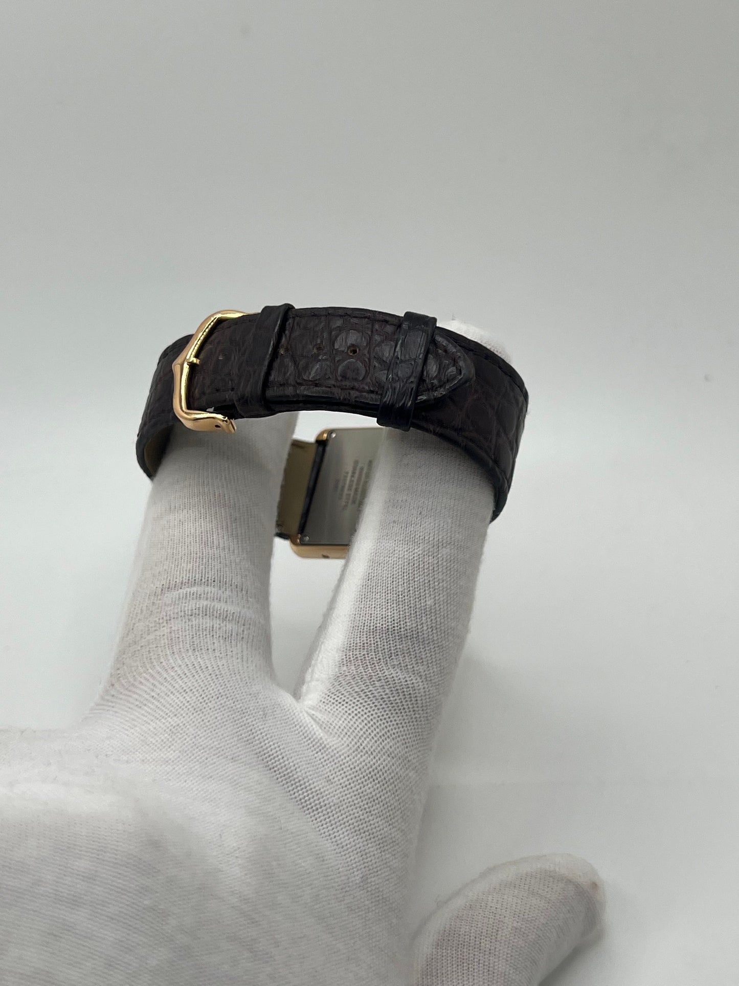 Découvrez la montre Cartier Tank Solo en or jaune 18K, symbole d’élégance intemporelle et de raffinement. Ce modèle emblématique allie design classique et luxe discret, idéal pour les amateurs de haute horlogerie. Parfaite pour sublimer un poignet avec distinction, la Tank Solo incarne le savoir-faire horloger de la maison Cartier.