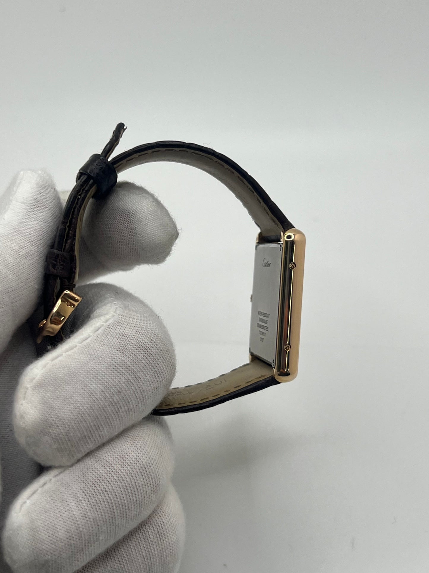 Découvrez la montre Cartier Tank Solo en or jaune 18K, symbole d’élégance intemporelle et de raffinement. Ce modèle emblématique allie design classique et luxe discret, idéal pour les amateurs de haute horlogerie. Parfaite pour sublimer un poignet avec distinction, la Tank Solo incarne le savoir-faire horloger de la maison Cartier.