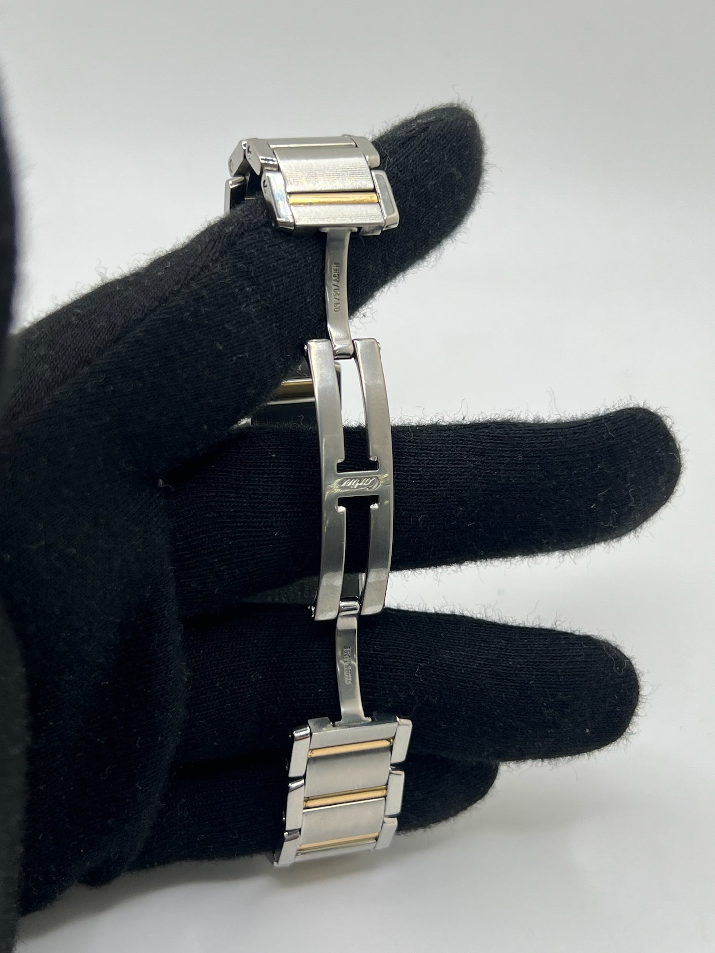 Découvrez la Cartier Tank Française, une montre femme emblématique alliant raffinement et modernité. Ce modèle en or et acier, au design intemporel, est équipé d’un mouvement quartz fiable et d’un cadran blanc aux chiffres romains. Son bracelet acier et sa boucle double plis assurent confort et élégance. Un garde-temps de luxe en très bon état, parfait pour les passionnées de la maison Cartier.