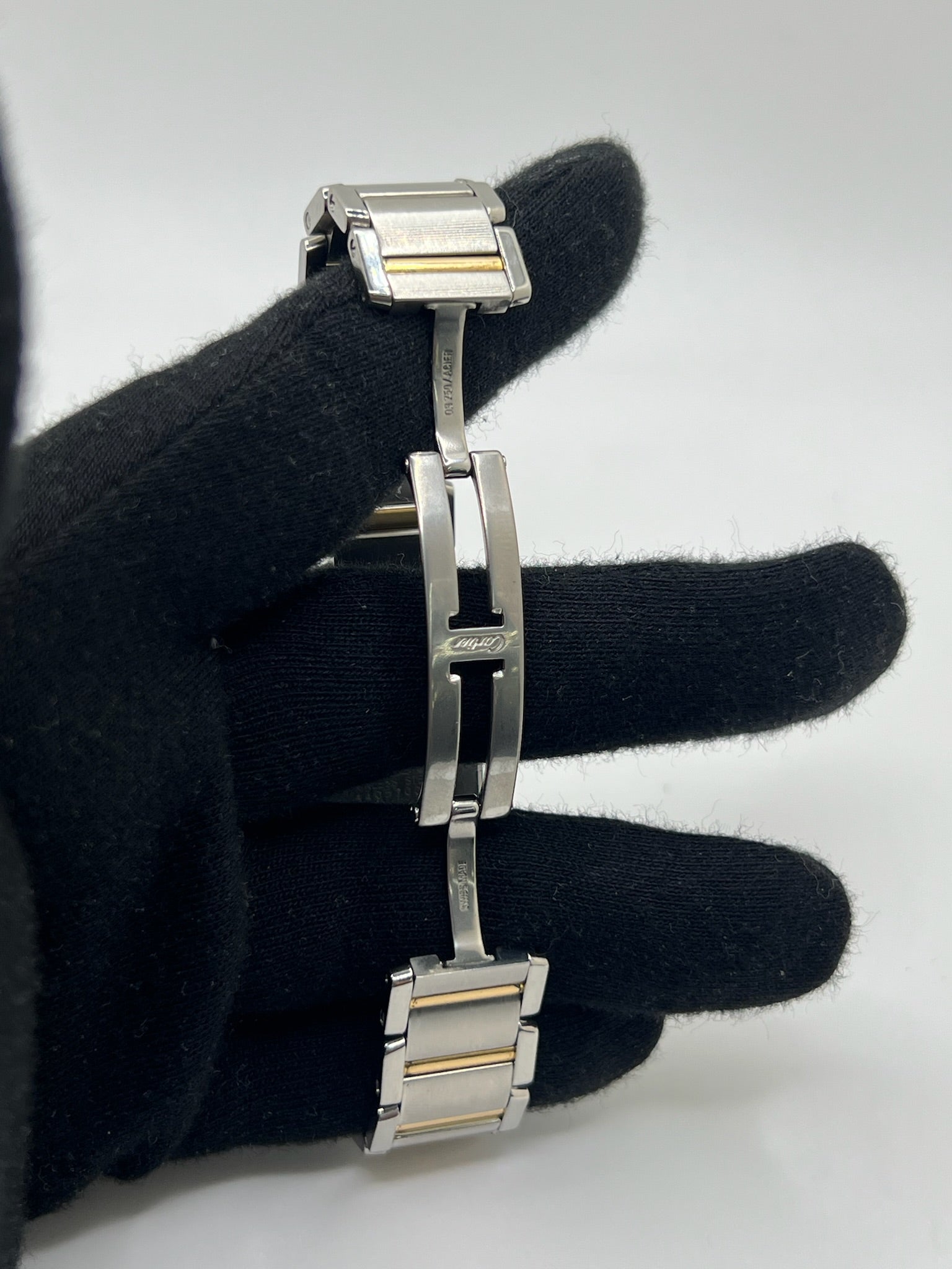 Découvrez la Cartier Tank Française, une montre femme emblématique alliant raffinement et modernité. Ce modèle en or et acier, au design intemporel, est équipé d’un mouvement quartz fiable et d’un cadran blanc aux chiffres romains. Son bracelet acier et sa boucle double plis assurent confort et élégance. Un garde-temps de luxe en très bon état, parfait pour les passionnées de la maison Cartier.