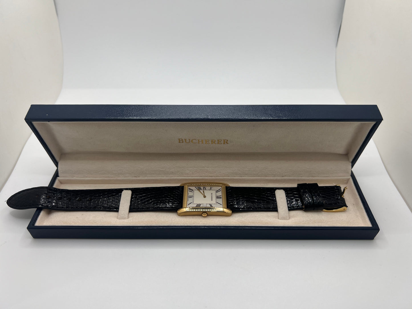 Découvrez l’élégance intemporelle de la Bucherer Tank en or jaune, un garde-temps raffiné qui allie prestige et sophistication. Ce modèle emblématique est accompagné de sa boîte d’origine, garantissant son authenticité et son état impeccable. Idéale pour les collectionneurs et amateurs d’horlogerie de luxe, cette montre incarne le savoir-faire exceptionnel de Bucherer. Offrez-vous une pièce d’exception au design classique et indémodable.