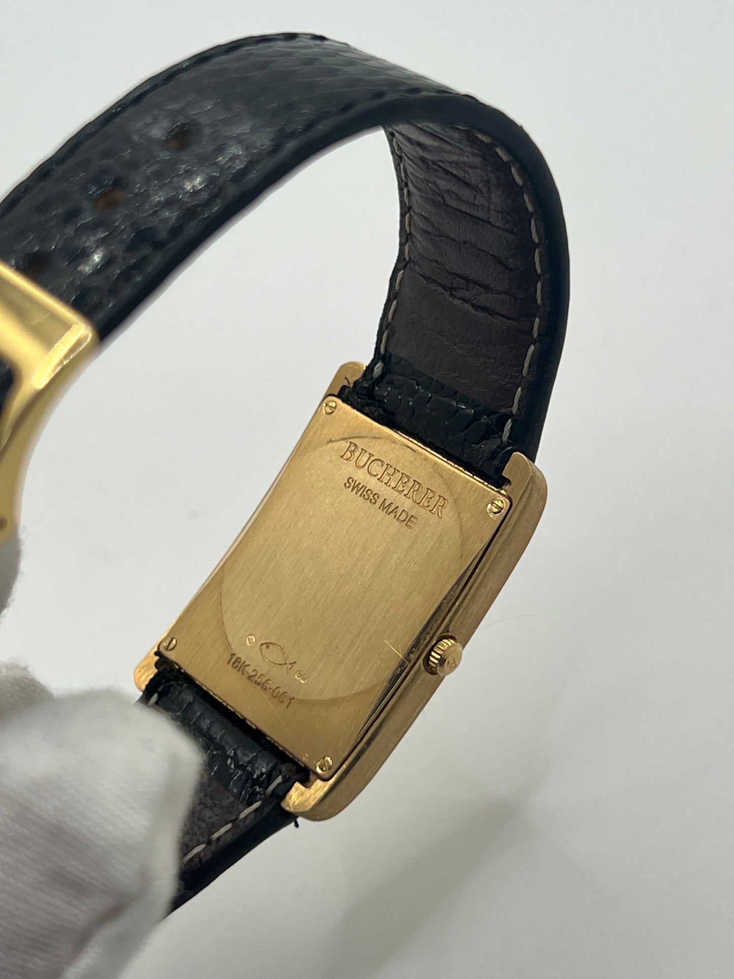 Découvrez l’élégance intemporelle de la Bucherer Tank en or jaune, un garde-temps raffiné qui allie prestige et sophistication. Ce modèle emblématique est accompagné de sa boîte d’origine, garantissant son authenticité et son état impeccable. Idéale pour les collectionneurs et amateurs d’horlogerie de luxe, cette montre incarne le savoir-faire exceptionnel de Bucherer. Offrez-vous une pièce d’exception au design classique et indémodable.