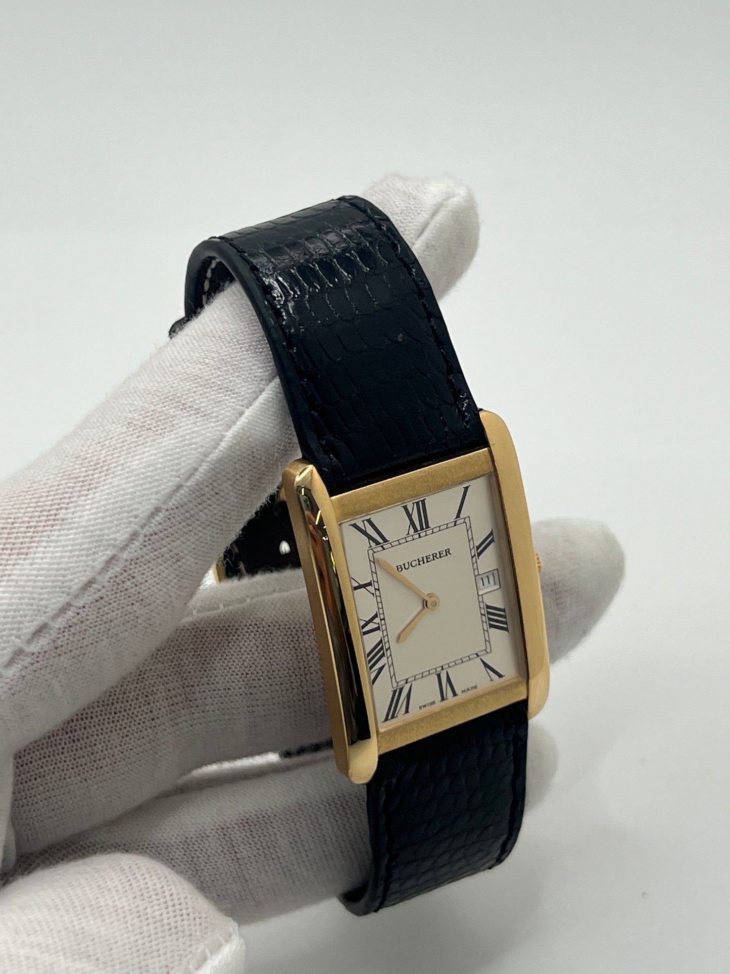 Découvrez l’élégance intemporelle de la Bucherer Tank en or jaune, un garde-temps raffiné qui allie prestige et sophistication. Ce modèle emblématique est accompagné de sa boîte d’origine, garantissant son authenticité et son état impeccable. Idéale pour les collectionneurs et amateurs d’horlogerie de luxe, cette montre incarne le savoir-faire exceptionnel de Bucherer. Offrez-vous une pièce d’exception au design classique et indémodable.