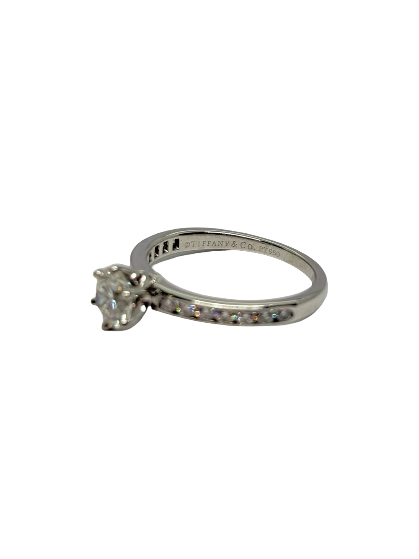 Bague solitaire Tiffany & Co en platine 950 sertie d’un diamant de 0,80 ct. Cette bague de joaillerie élégante séduit par son design intemporel et son diamant lumineux. Une création raffinée de la maison Tiffany & Co, idéale comme bague de fiançailles ou bijou précieux à offrir. Découvrez cette bague solitaire en platine 950, symbole d’élégance et de savoir-faire joaillier.