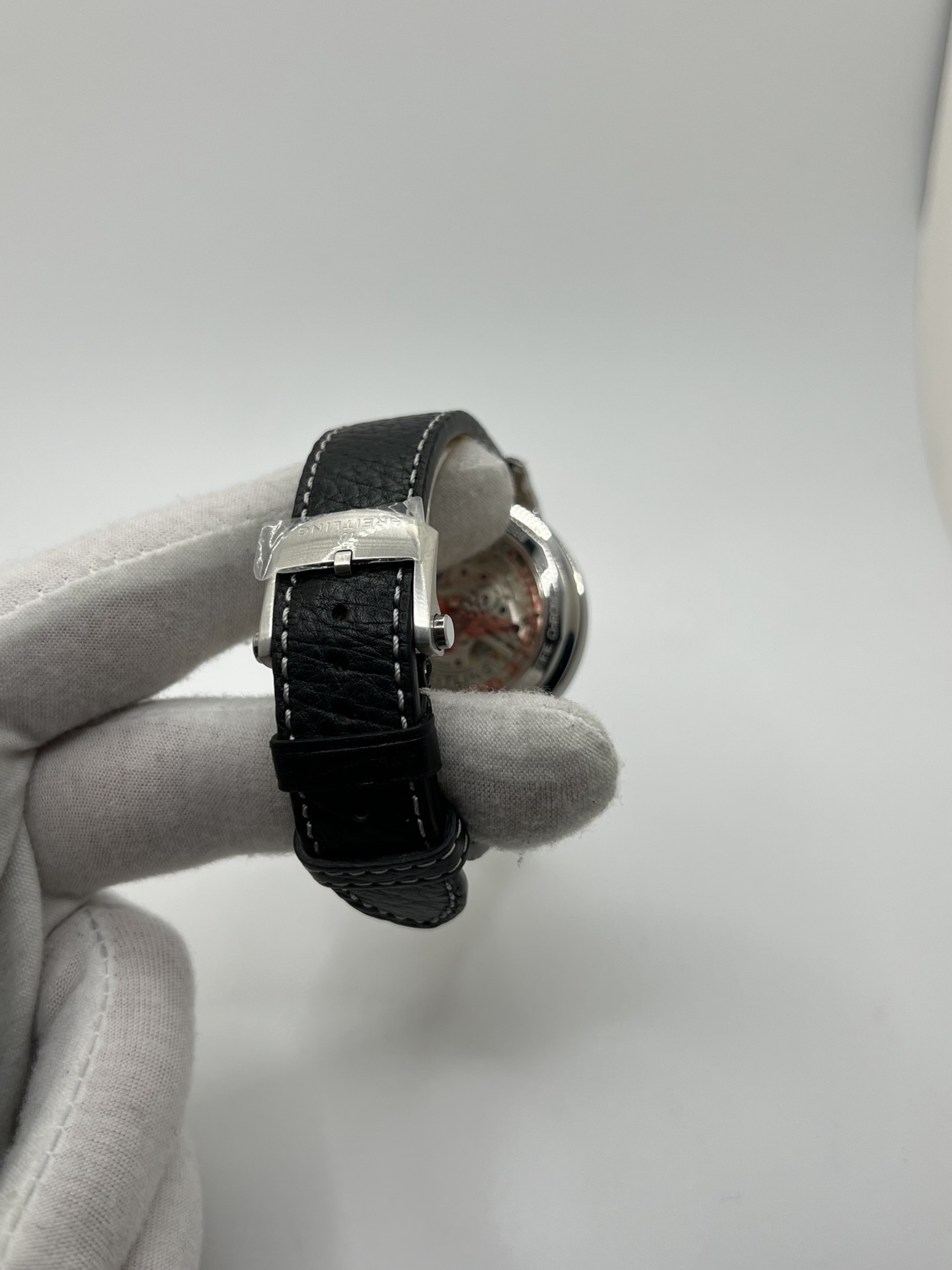 Montre chronographe inspirée de l’univers automobile, dotée d’un boîtier en acier au design rétro, d’un cadran contrasté avec compteurs bicompax et d’une échelle tachymétrique rappelant les tableaux de bord vintage. Mouvement mécanique à remontage automatique offrant précision et réserve de marche confortable. Bracelet en cuir perforé renforçant l’esthétique racing. Garde-temps élégant et sportif, pensé pour les amateurs de montres de caractère et de mécanique de légende.