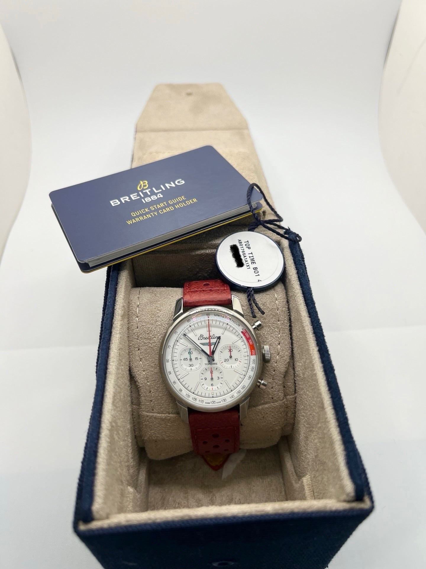 Montre chronographe automatique pour homme au design inspiré des années 60, dotée d’un boîtier en acier de 41 mm, d’un cadran blanc épuré sans chiffres et de compteurs contrastés. Mouvement automatique calibre 01 avec réserve de marche de 70 heures, verre saphir et étanchéité 10 ATM. Bracelet en cuir rouge avec boucle en acier, style sportif et vintage, montre mécanique suisse en très bon état avec coffret et papiers d’origine.