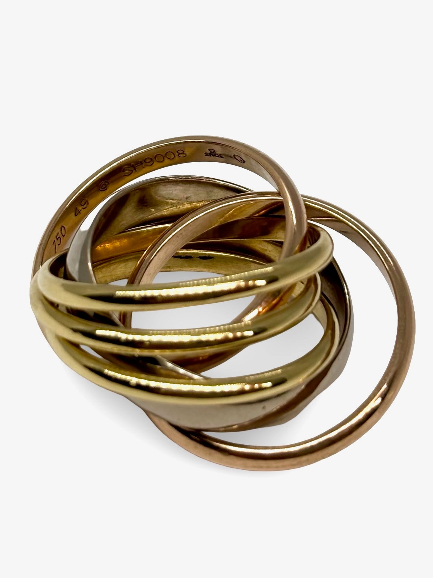 Icône de l'élégance intemporelle, la bague Trinity Cartier 6 anneaux se distingue par l’harmonie de ses trois ors : jaune, blanc et rose. Ce modèle unique revisite le classique avec six anneaux entrelacés, symbole d’unité et d’amour éternel. Conçue par Cartier, maison de haute joaillerie, cette création raffinée séduit par son design emblématique et son éclat inimitable.