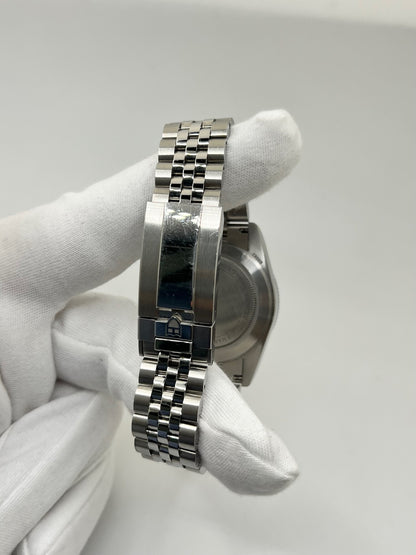 Montre Tudor Black Bay 79000-0001 en acier, équipée d’un mouvement automatique et du calibre MT5400 offrant une réserve de marche de 70 heures. Son boîtier de 37 mm est associé à un cadran bleu protégé par un verre saphir. Cette Tudor Black Bay est montée sur un bracelet en acier avec boucle déployante couverte. Étanche à 20 ATM, elle allie robustesse, précision et élégance. Modèle de 2026, livré avec son coffret et ses papiers d’origine, en très bon état.