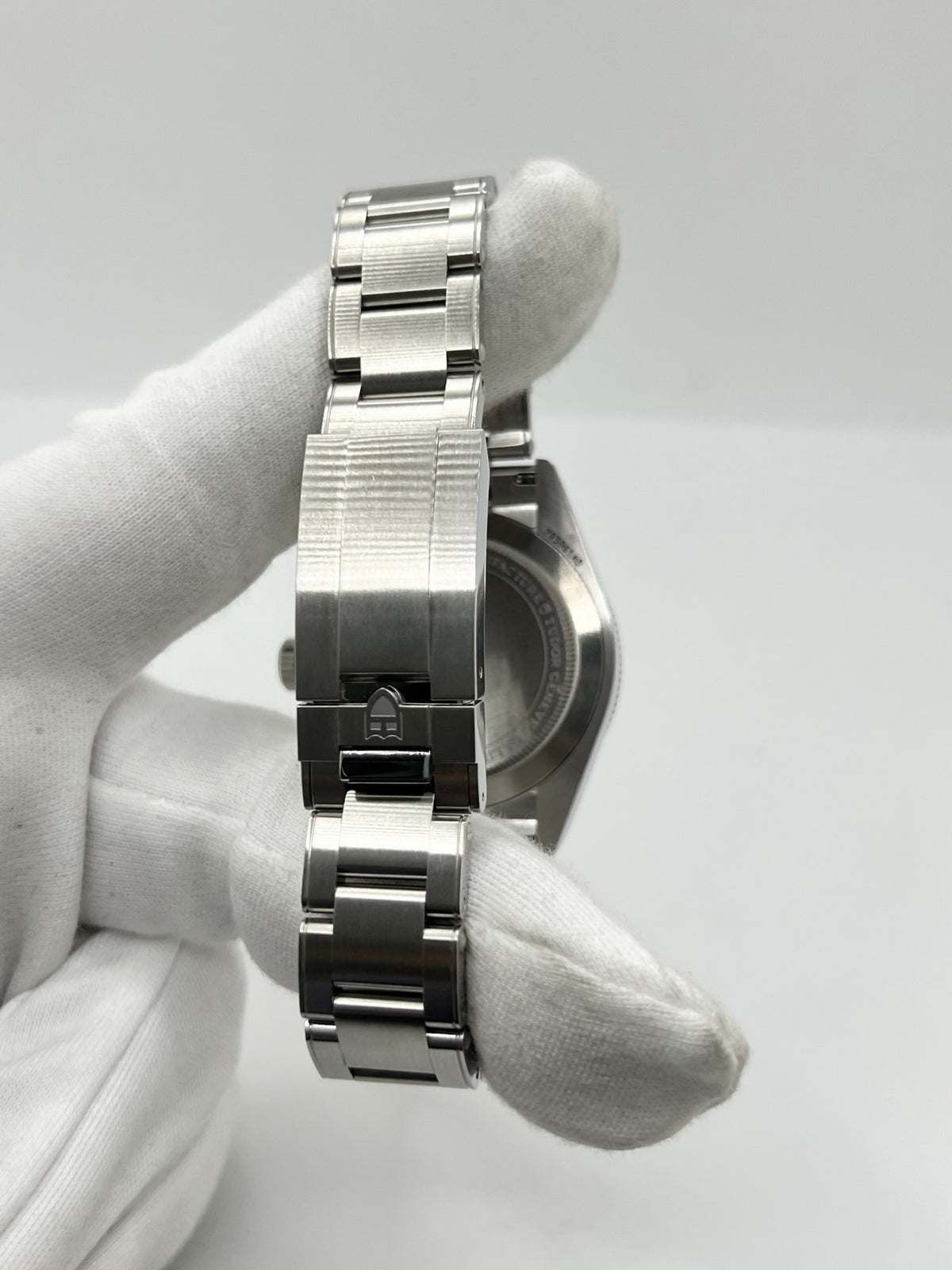 Montre Tudor Black Bay Fifty-Eight 7939G1A0NRU en acier, équipée d’un mouvement automatique et du calibre MT5450-U, offrant une réserve de marche de 65 heures. Son boîtier de 39 mm est associé à un cadran noir protégé par un verre saphir. Étanche à 20 ATM, cette Tudor Black Bay Fifty-Eight dispose des fonctions date et GMT. Un modèle de 2026, livré avec son coffret et ses papiers d’origine, en très bon état.
