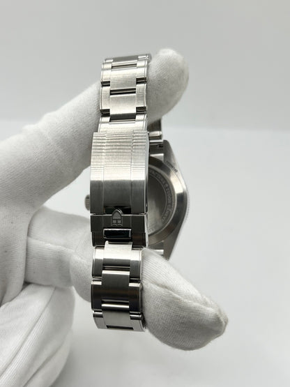 Montre Tudor Black Bay Fifty-Eight 7939G1A0NRU en acier, équipée d’un mouvement automatique et du calibre MT5450-U, offrant une réserve de marche de 65 heures. Son boîtier de 39 mm est associé à un cadran noir protégé par un verre saphir. Étanche à 20 ATM, cette Tudor Black Bay Fifty-Eight dispose des fonctions date et GMT. Un modèle de 2026, livré avec son coffret et ses papiers d’origine, en très bon état.
