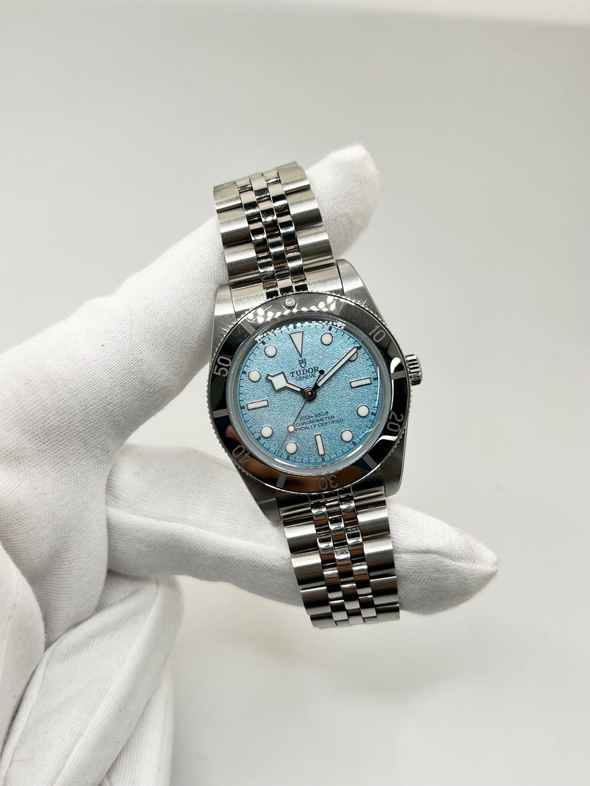 Montre Tudor Black Bay 79000-0001 en acier, équipée d’un mouvement automatique et du calibre MT5400 offrant une réserve de marche de 70 heures. Son boîtier de 37 mm est associé à un cadran bleu protégé par un verre saphir. Cette Tudor Black Bay est montée sur un bracelet en acier avec boucle déployante couverte. Étanche à 20 ATM, elle allie robustesse, précision et élégance. Modèle de 2026, livré avec son coffret et ses papiers d’origine, en très bon état.