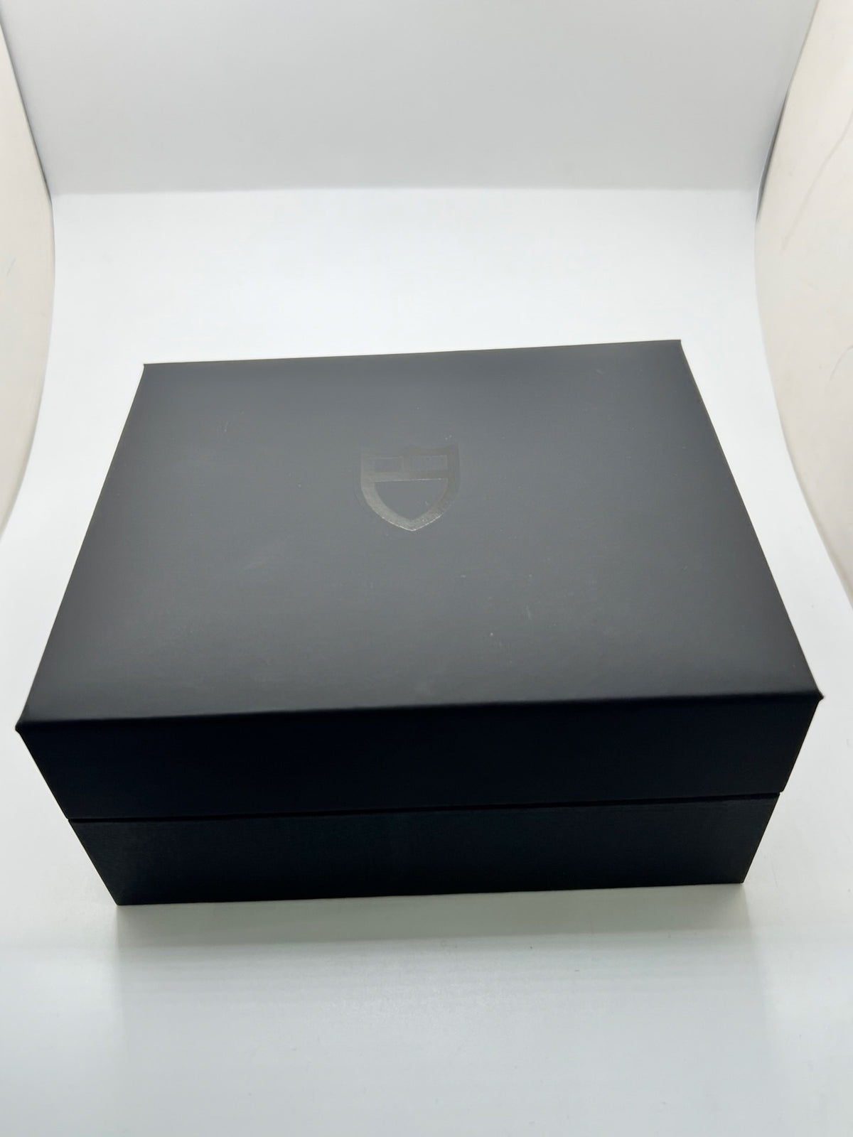 Montre Tudor Black Bay 79000-0001 en acier, équipée d’un mouvement automatique et du calibre MT5400 offrant une réserve de marche de 70 heures. Son boîtier de 37 mm est associé à un cadran bleu protégé par un verre saphir. Cette Tudor Black Bay est montée sur un bracelet en acier avec boucle déployante couverte. Étanche à 20 ATM, elle allie robustesse, précision et élégance. Modèle de 2026, livré avec son coffret et ses papiers d’origine, en très bon état.