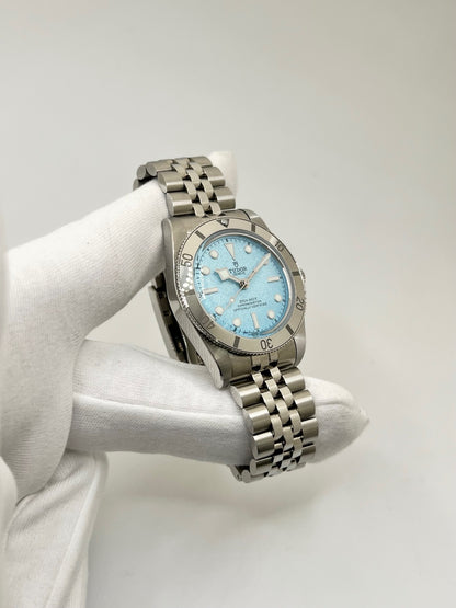  Montre Tudor Black Bay 79000-0001 en acier, équipée d’un mouvement automatique et du calibre MT5400 offrant une réserve de marche de 70 heures. Son boîtier de 37 mm est associé à un cadran bleu protégé par un verre saphir. Cette Tudor Black Bay est montée sur un bracelet en acier avec boucle déployante couverte. Étanche à 20 ATM, elle allie robustesse, précision et élégance. Modèle de 2026, livré avec son coffret et ses papiers d’origine, en très bon état.