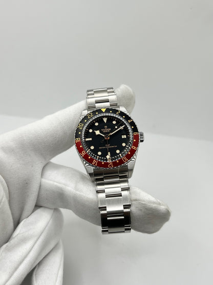 Montre Tudor Black Bay Fifty-Eight 7939G1A0NRU en acier, équipée d’un mouvement automatique et du calibre MT5450-U, offrant une réserve de marche de 65 heures. Son boîtier de 39 mm est associé à un cadran noir protégé par un verre saphir. Étanche à 20 ATM, cette Tudor Black Bay Fifty-Eight dispose des fonctions date et GMT. Un modèle de 2026, livré avec son coffret et ses papiers d’origine, en très bon état.
