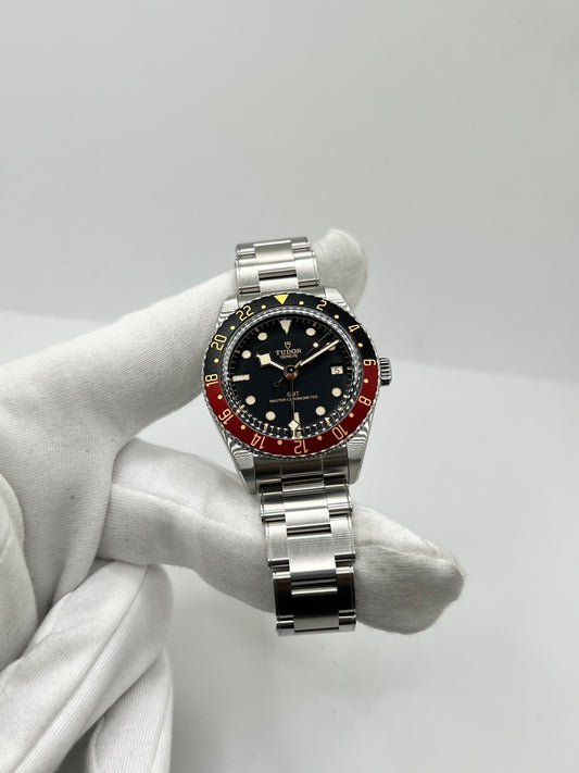 Montre Tudor Black Bay Fifty-Eight 7939G1A0NRU en acier, équipée d’un mouvement automatique et du calibre MT5450-U, offrant une réserve de marche de 65 heures. Son boîtier de 39 mm est associé à un cadran noir protégé par un verre saphir. Étanche à 20 ATM, cette Tudor Black Bay Fifty-Eight dispose des fonctions date et GMT. Un modèle de 2026, livré avec son coffret et ses papiers d’origine, en très bon état.
