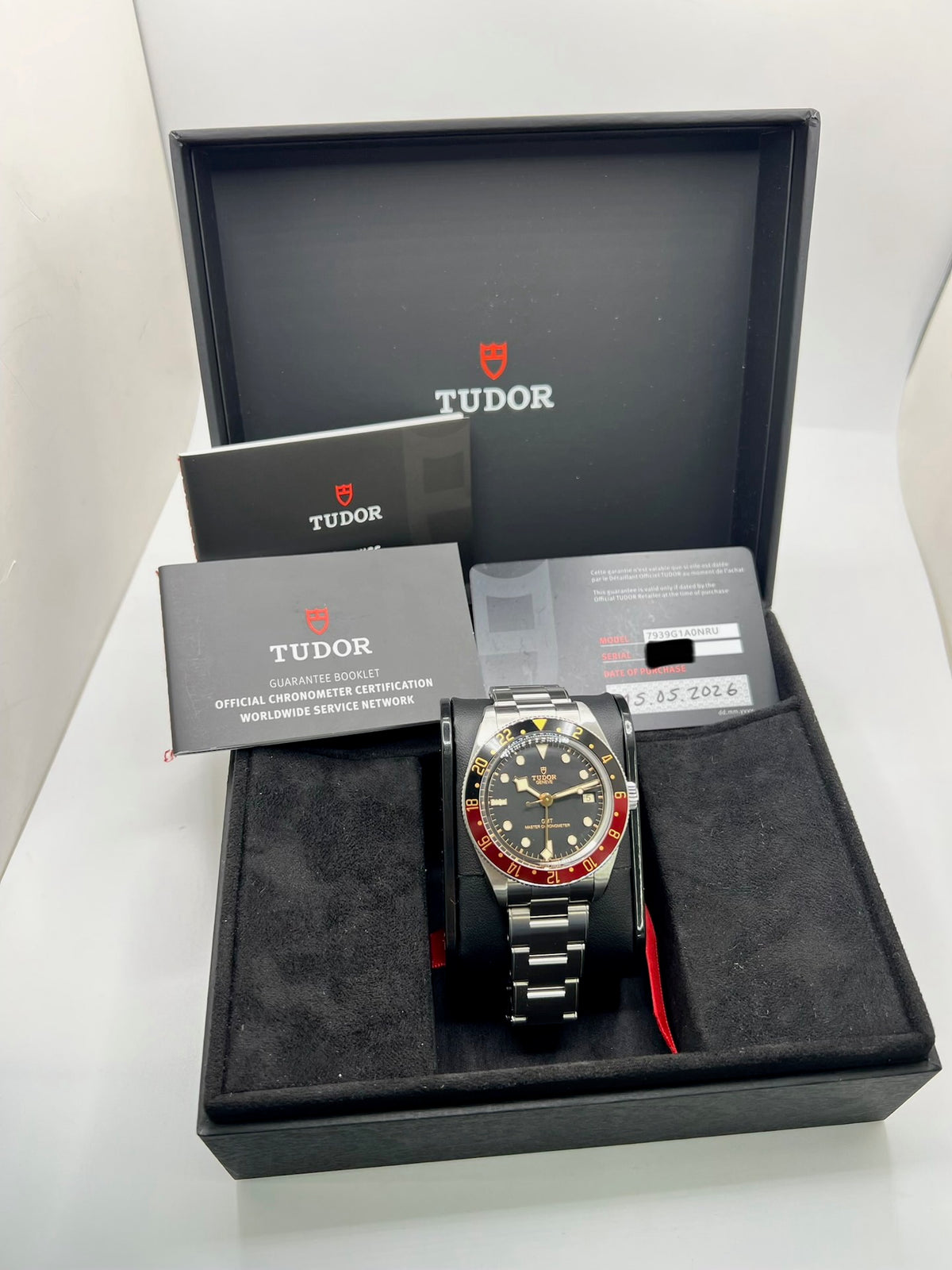 Montre Tudor Black Bay Fifty-Eight 7939G1A0NRU en acier, équipée d’un mouvement automatique et du calibre MT5450-U, offrant une réserve de marche de 65 heures. Son boîtier de 39 mm est associé à un cadran noir protégé par un verre saphir. Étanche à 20 ATM, cette Tudor Black Bay Fifty-Eight dispose des fonctions date et GMT. Un modèle de 2026, livré avec son coffret et ses papiers d’origine, en très bon état.
